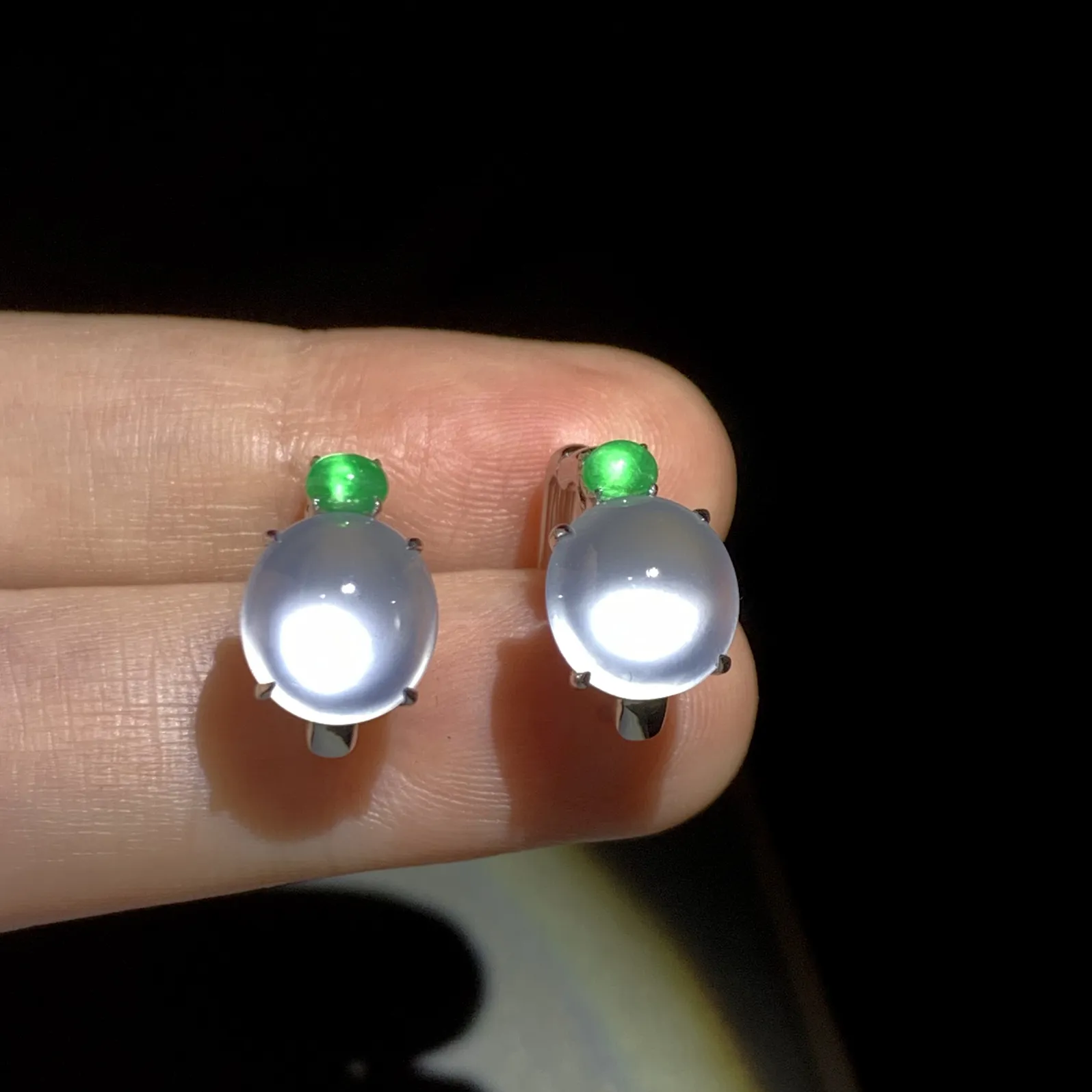 高品质白蛋面耳拍，裸石10-9.3-5.5mm，
18K金，南非钻，翡翠绿蛋面，55.3g，