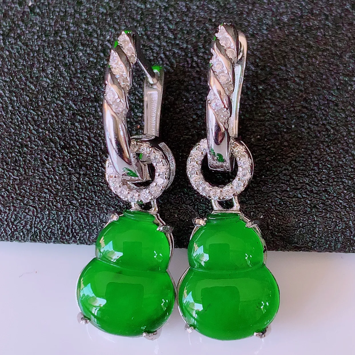 冰透满绿翡翠925银镶嵌葫芦耳坠，自然光实拍，翠色灵动，颜色漂亮，种老水足，品相佳，佩戴佳品！#97