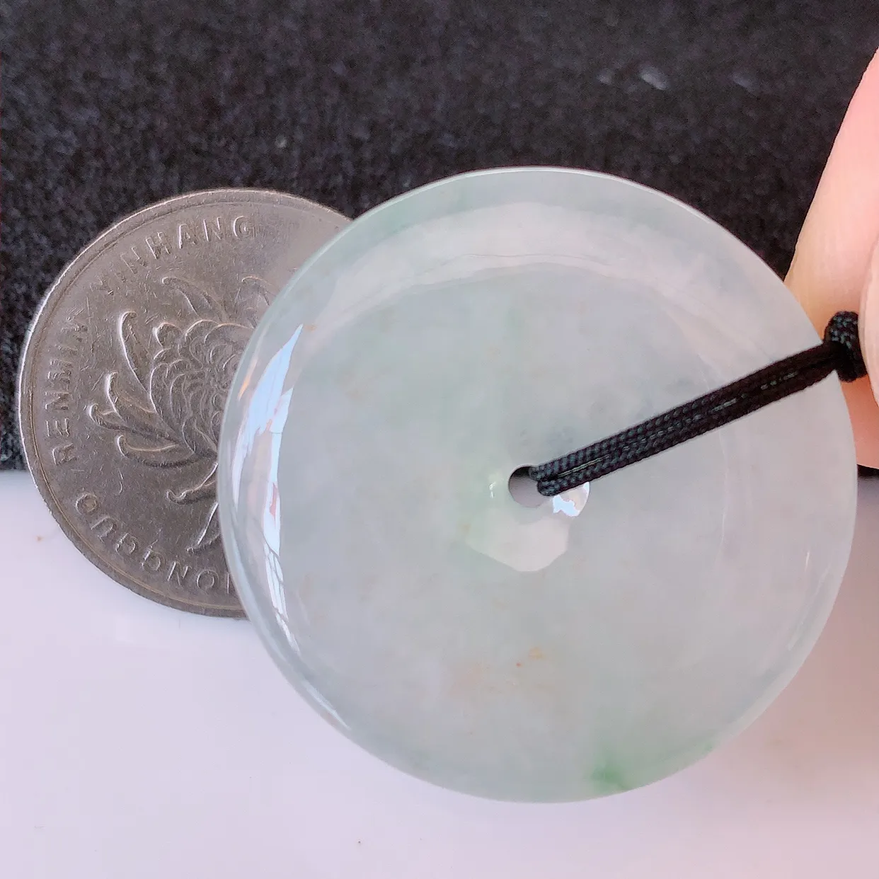 自然光实拍，冰种飘花翡翠平安扣吊坠，冰透，灵动飘逸，寓意平平安安，平安扣佩戴端庄漂亮！#41.7