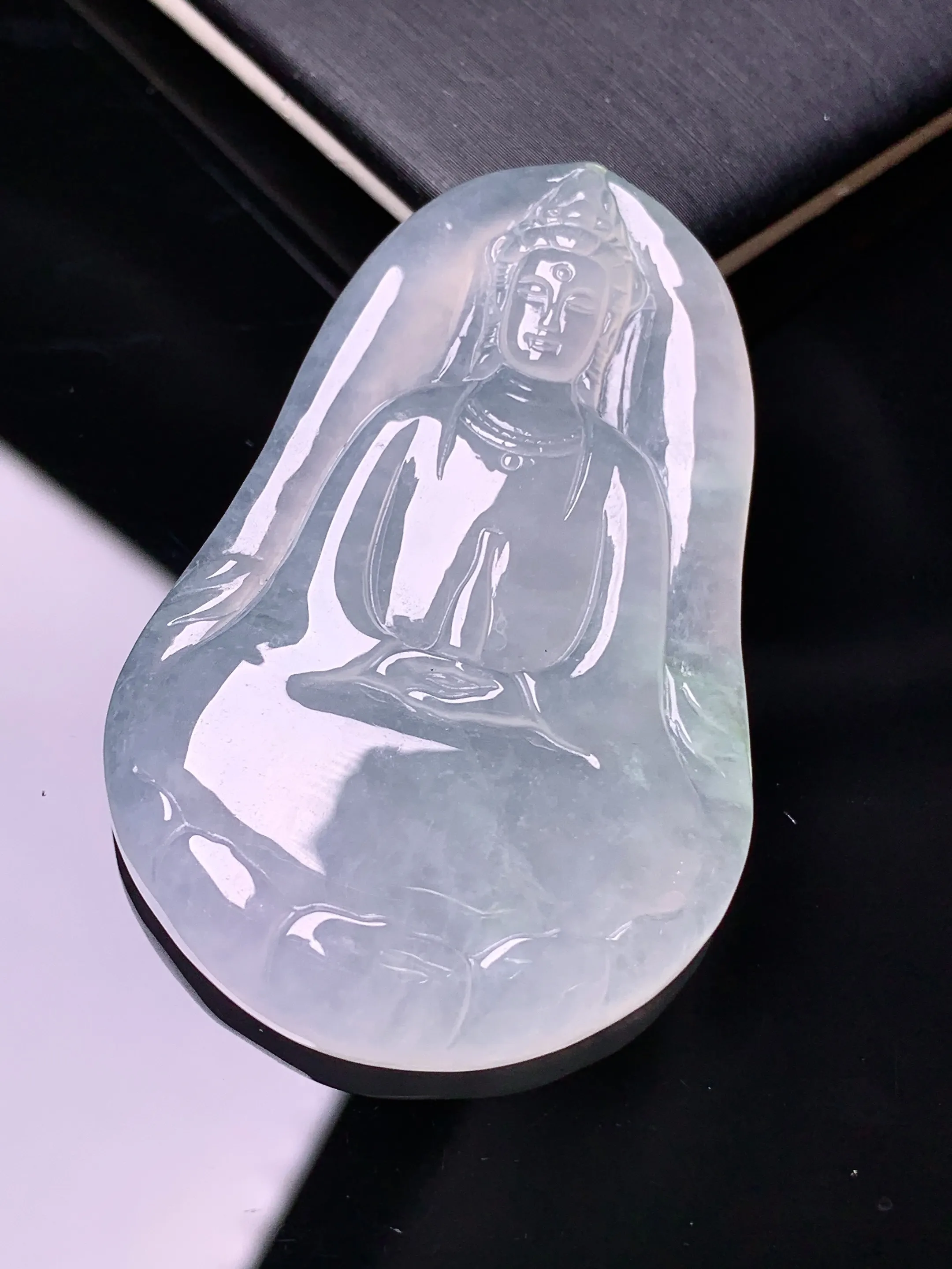 冰种观音菩萨吊坠 玉质细腻 水润亮眼 色泽艳丽 整体尺寸51*33*6