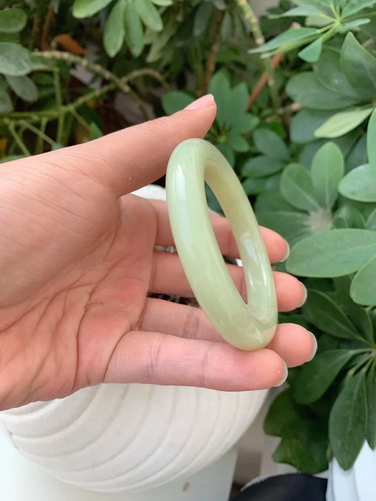 和田玉57圈口黄口料手镯，白度一级，玉质细腻油润 底色纯净  脂粉好，品质高