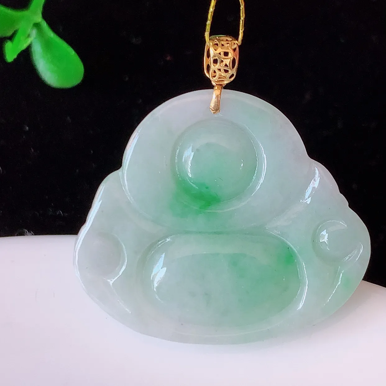 18k金镶嵌冰润飘绿翡翠佛公吊坠，款式新颖，佩戴效果时尚出众，尽显气质，水润精细，美感十足。#35.7