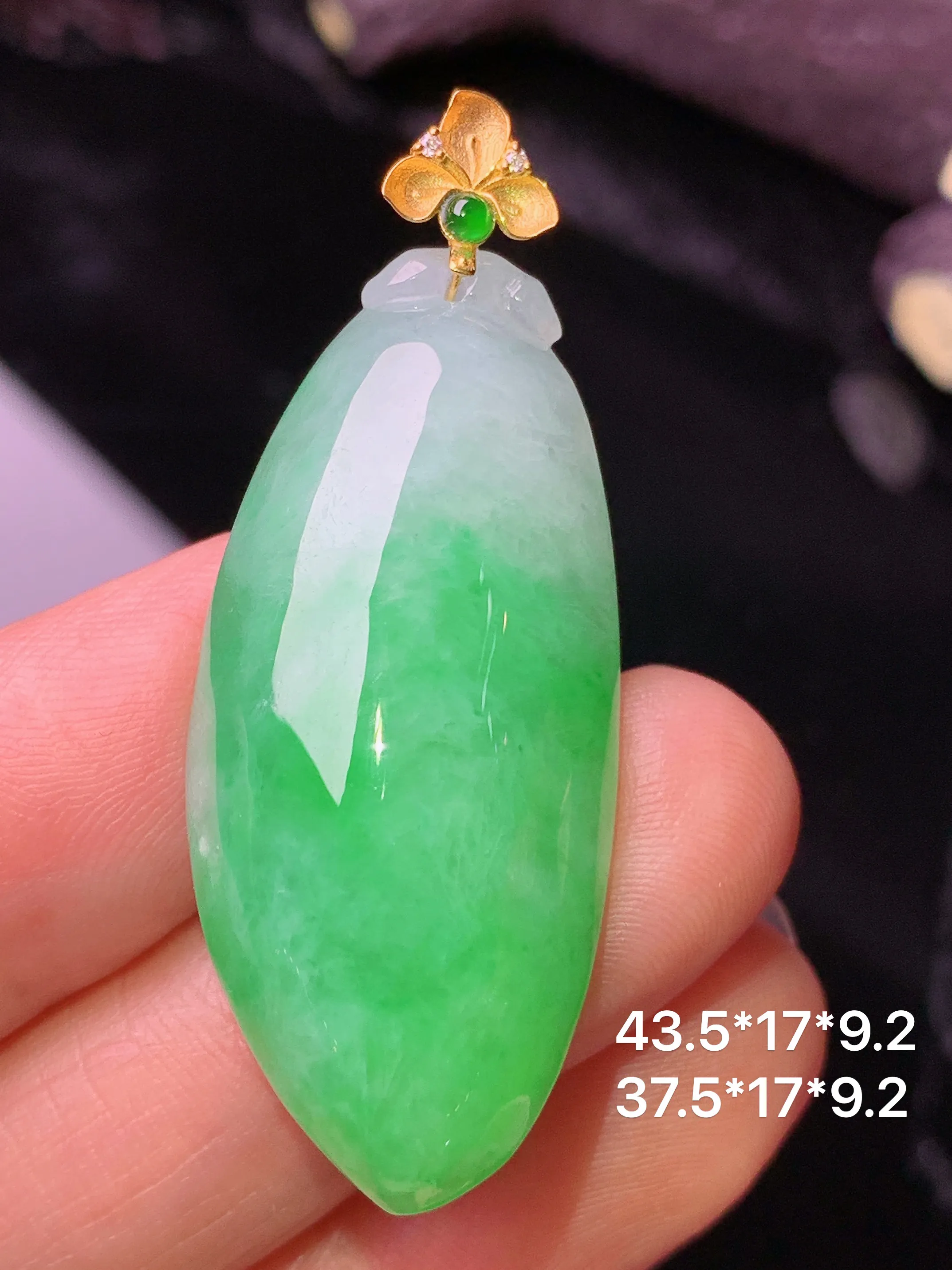 18k金镶嵌翠绿福瓜吊坠 玉质细腻 水润亮眼 色泽艳丽 整体尺寸43.5*17*9.2