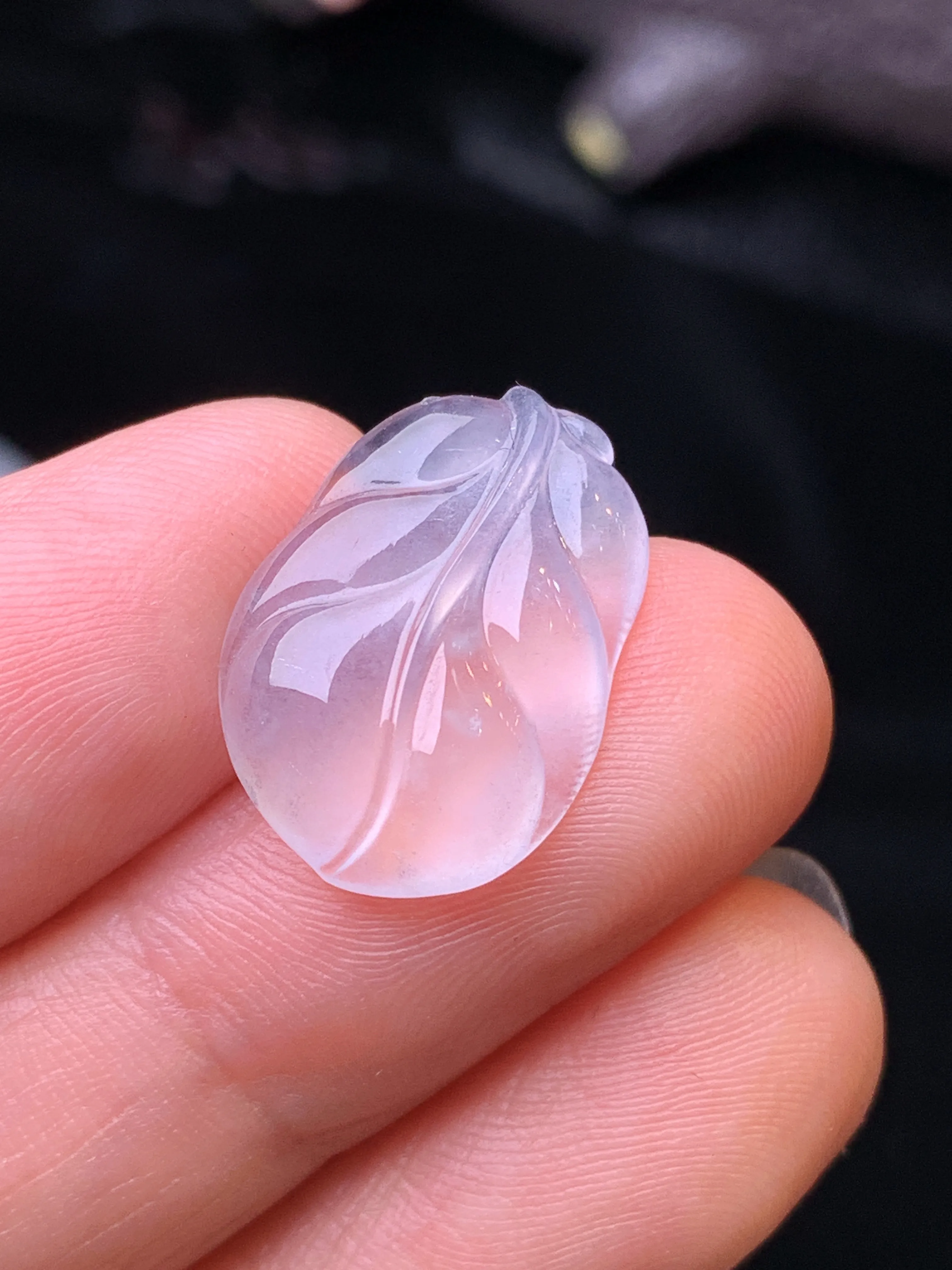 冰种树叶吊坠 玉质细腻 水润亮眼 色泽艳丽 整体尺寸18*12.6*3.9