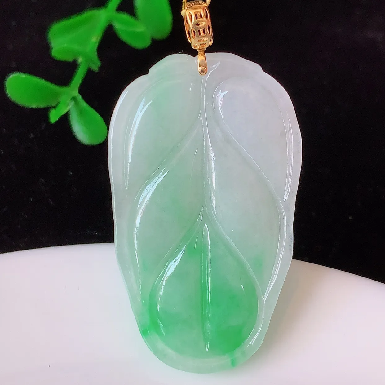 18K金镶嵌飘绿翡翠叶子吊坠 ，种水足，色泽清新，工艺精湛，叶子寓意美好；金枝玉叶，事业有成。#35.7