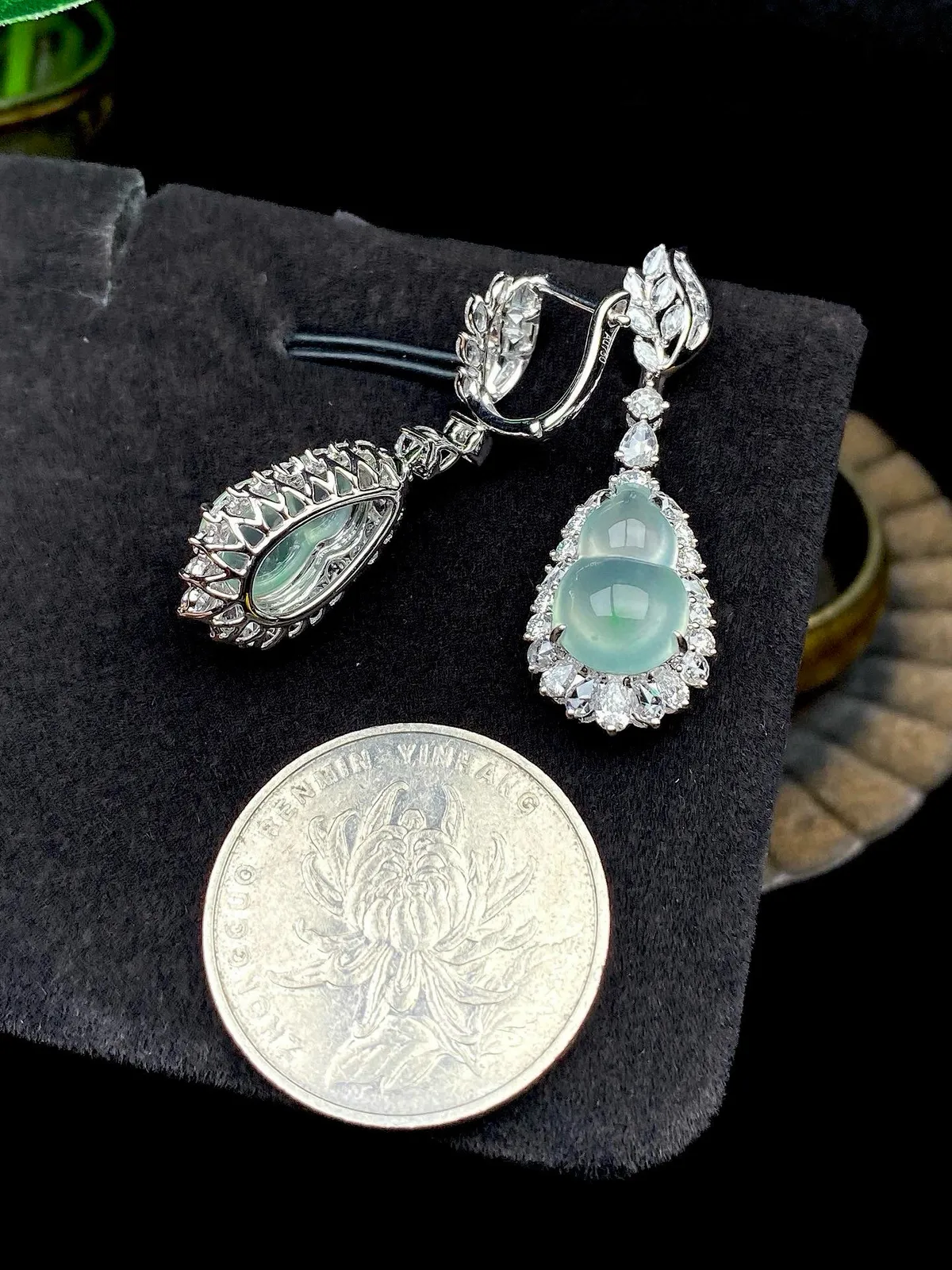 【冰种晴底葫芦耳坠】质地上乘，冰润通透，种老起光，胶感明显。上身效果很不错，18K金钻精美镶嵌，裸石尺寸13*8.6*4.1毫米