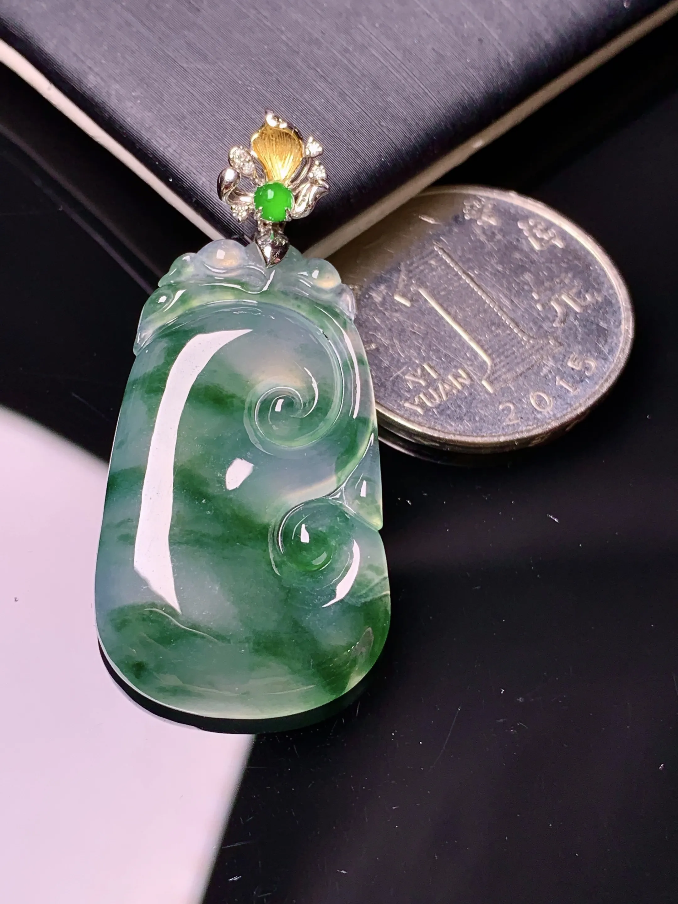 18k金钻镶嵌飘绿如意吊坠 玉质细腻 水润亮眼 色泽艳丽 整体尺寸41.8*20*4.3