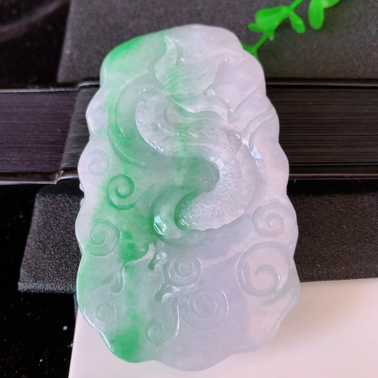 自然光实拍，精雕飘绿翡翠龙牌吊坠，龙行天下，雕工立体精湛，翡翠龙牌，种老水足，配戴霸气时尚，值得收藏!#39.7