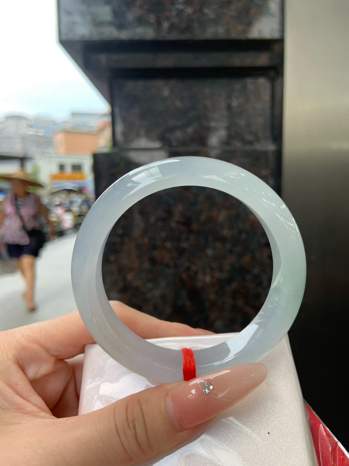 #私人专拍#冰晴正圈56.8-12.4-8.8
有棉团，底妆干净细腻，清爽耐看的均匀晴底，夏季美好的冰凉感，时而晴时而晴蓝，随光线变化如梦如幻。