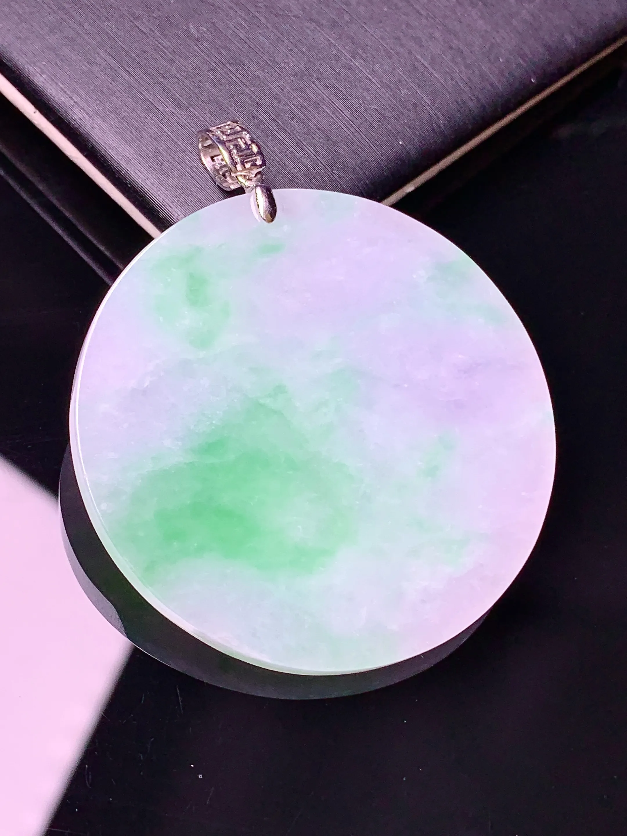 18k金镶嵌飘绿圆吊坠 玉质细腻 水润亮眼 色泽艳丽 整体尺寸48*40*3.3