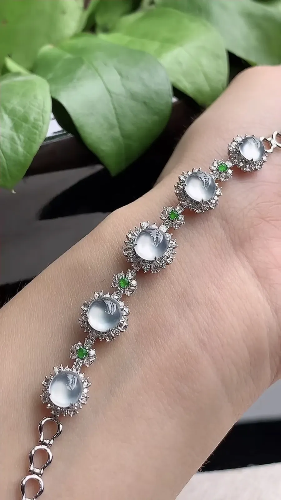 a货翡翠老坑高冰种18K金伴钻镶嵌白月光蛋面手链 尺寸6.5×6×7mm 重量9.54g 1207