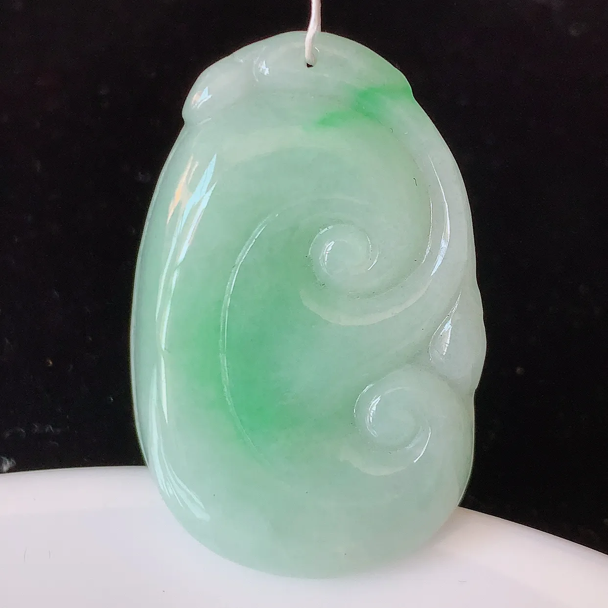 自然光实拍，冰润飘绿翡翠万事如意吊坠，翠色灵动，种老水足，寓意好，品相佳，佩戴佳品！#35.7