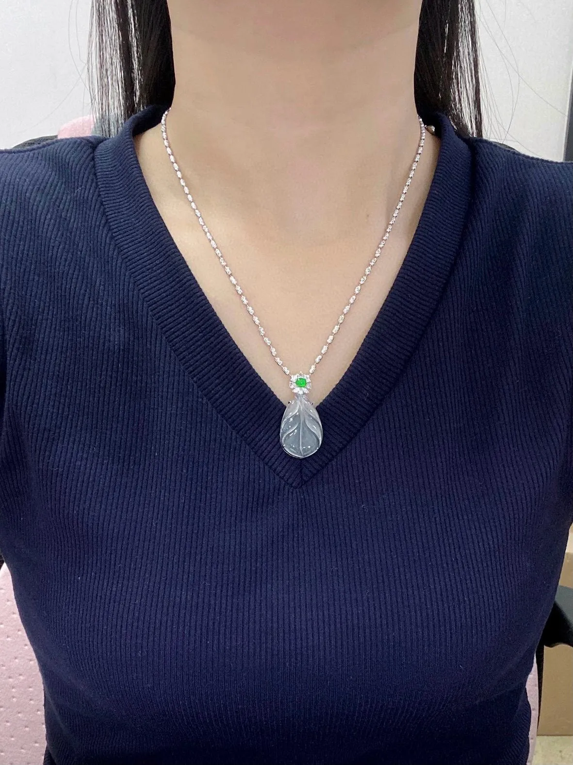 【冰种叶子】金枝玉叶，质地细腻，冰润透亮，光泽出众，18k金钻镶嵌，裸石尺寸24.8*16.1*4.6毫米