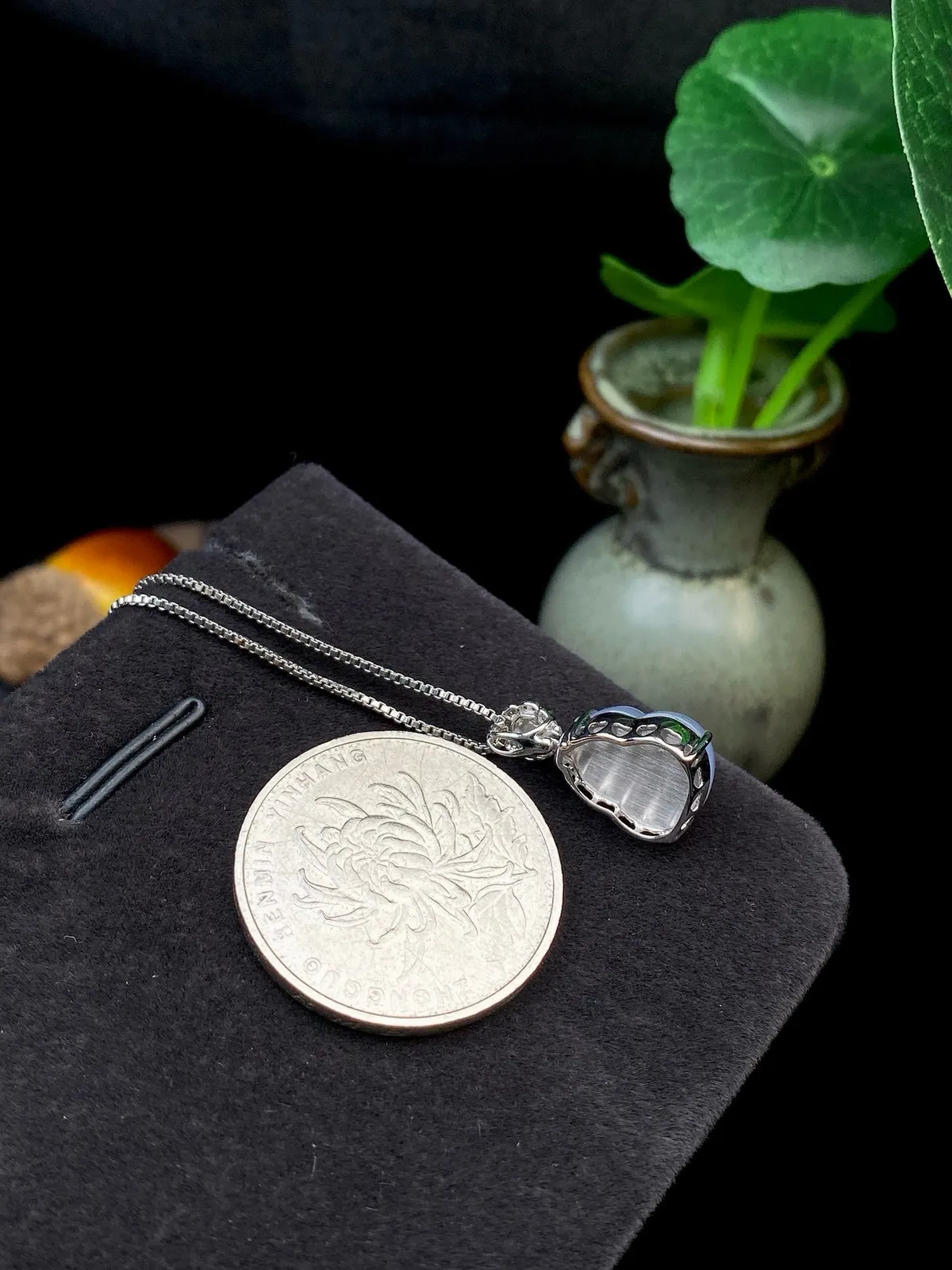 【冰种紫葫芦吊坠】质地细腻，冰透纯净，唯美漂亮，珍藏品质，18K金钻镶嵌，裸石尺寸11.7*9.8*4.8毫米，佩戴很漂亮。