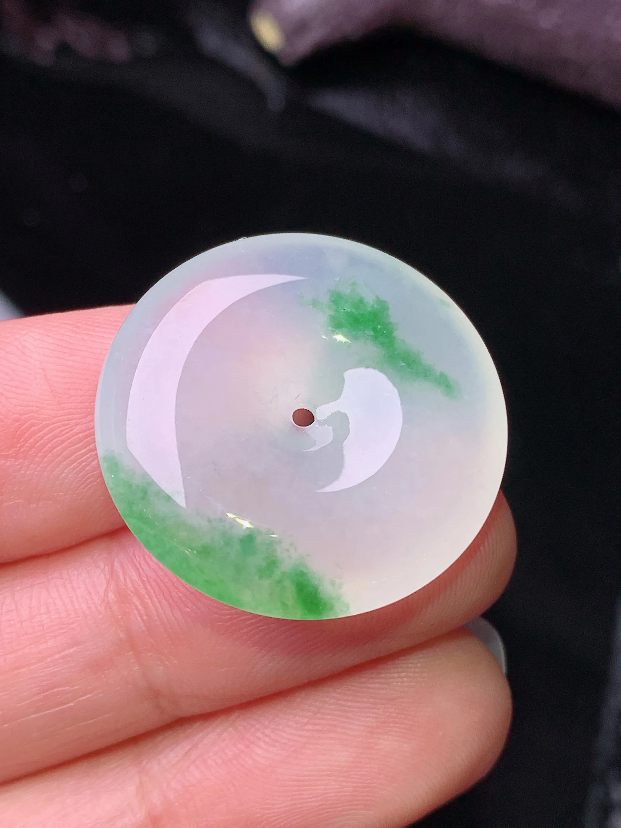 冰种飘绿平安扣吊坠 玉质细腻 水润亮眼 色泽艳丽 整体尺寸24.3*5.6