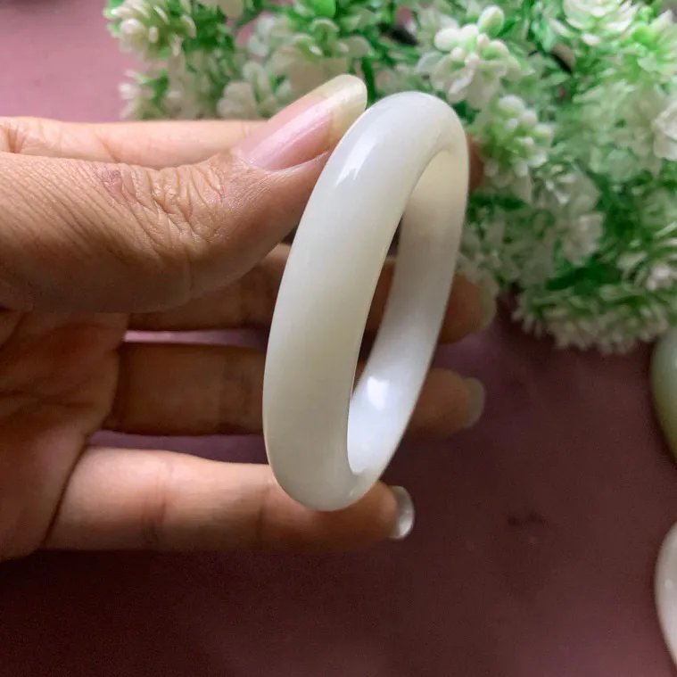 52圈口和田玉羊脂白手镯，精品白玉手镯，【挽间柔情】，镯型古朴典雅。在诗情画意的雨巷相遇，你是我腕间