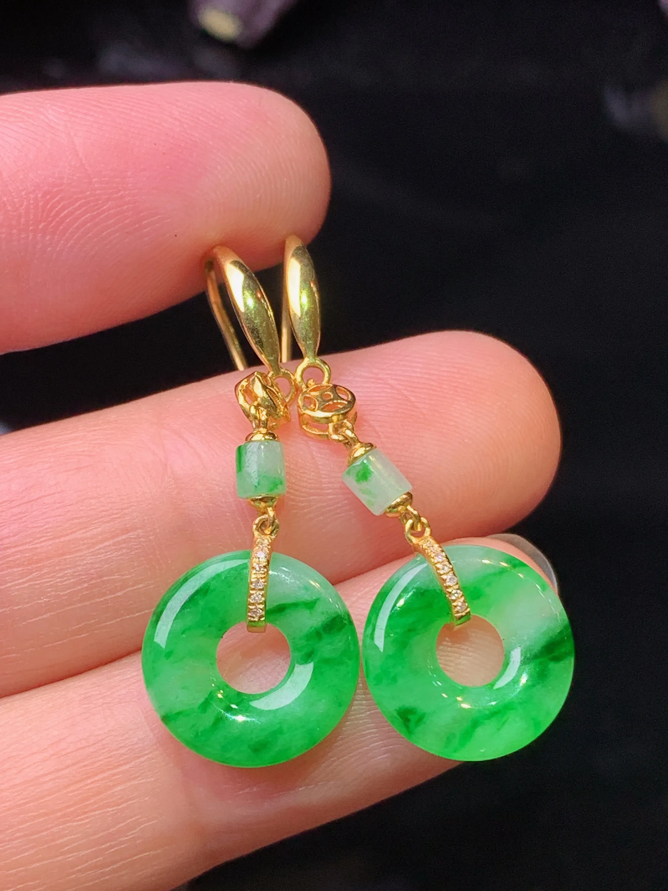 18k金钻镶嵌飘绿平安环耳坠 玉质细腻 水润亮眼 色泽艳丽 整体尺寸36.5*12*2.8