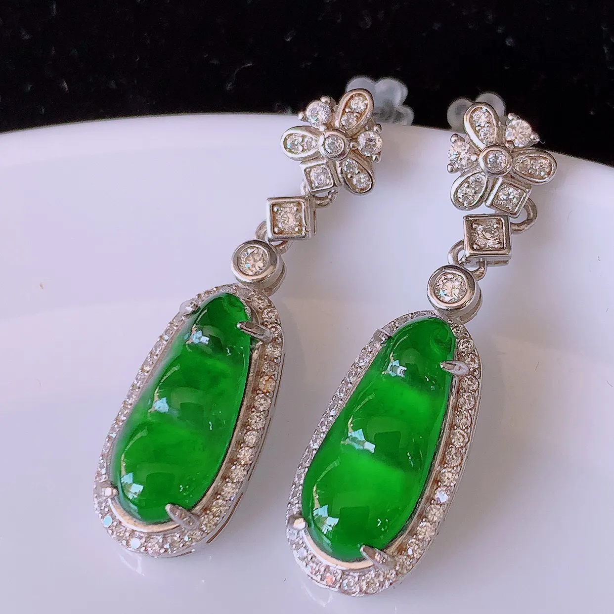 冰透满绿翡翠925银镶嵌耳坠，自然光实拍，翠色灵动，颜色漂亮，种老水足，品相佳，佩戴佳品！#97.7整体30.5-9*5.2裸石14.5*6.5