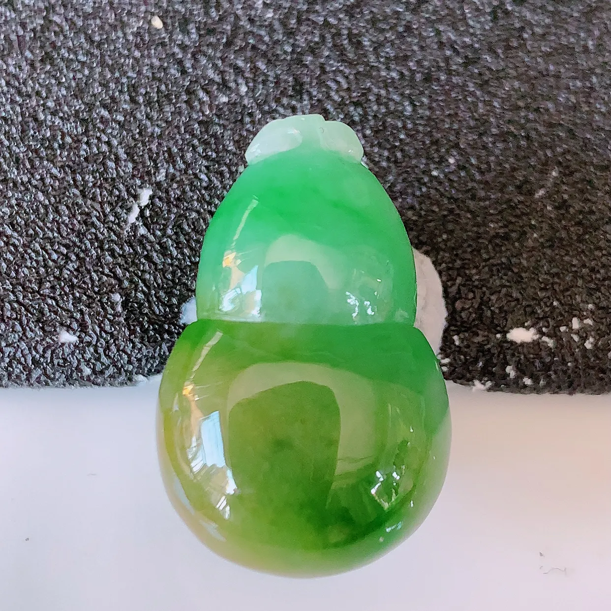 自然光实拍，冰润黄加绿翡翠葫芦蛋面，寓意福禄双全，财源滚滚，清新脱俗，佩戴效果优雅迷人！#05.7