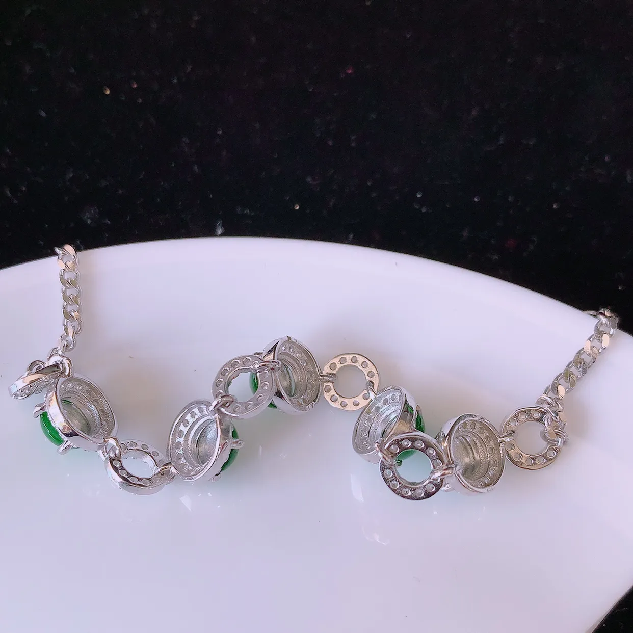 冰透满绿翡翠925银镶嵌手链，自然光实拍，翠色灵动，颜色漂亮，种老水足，品相佳，佩戴佳品！#97.7取一整体7.8*7.5*5.2裸石5.5*5.5