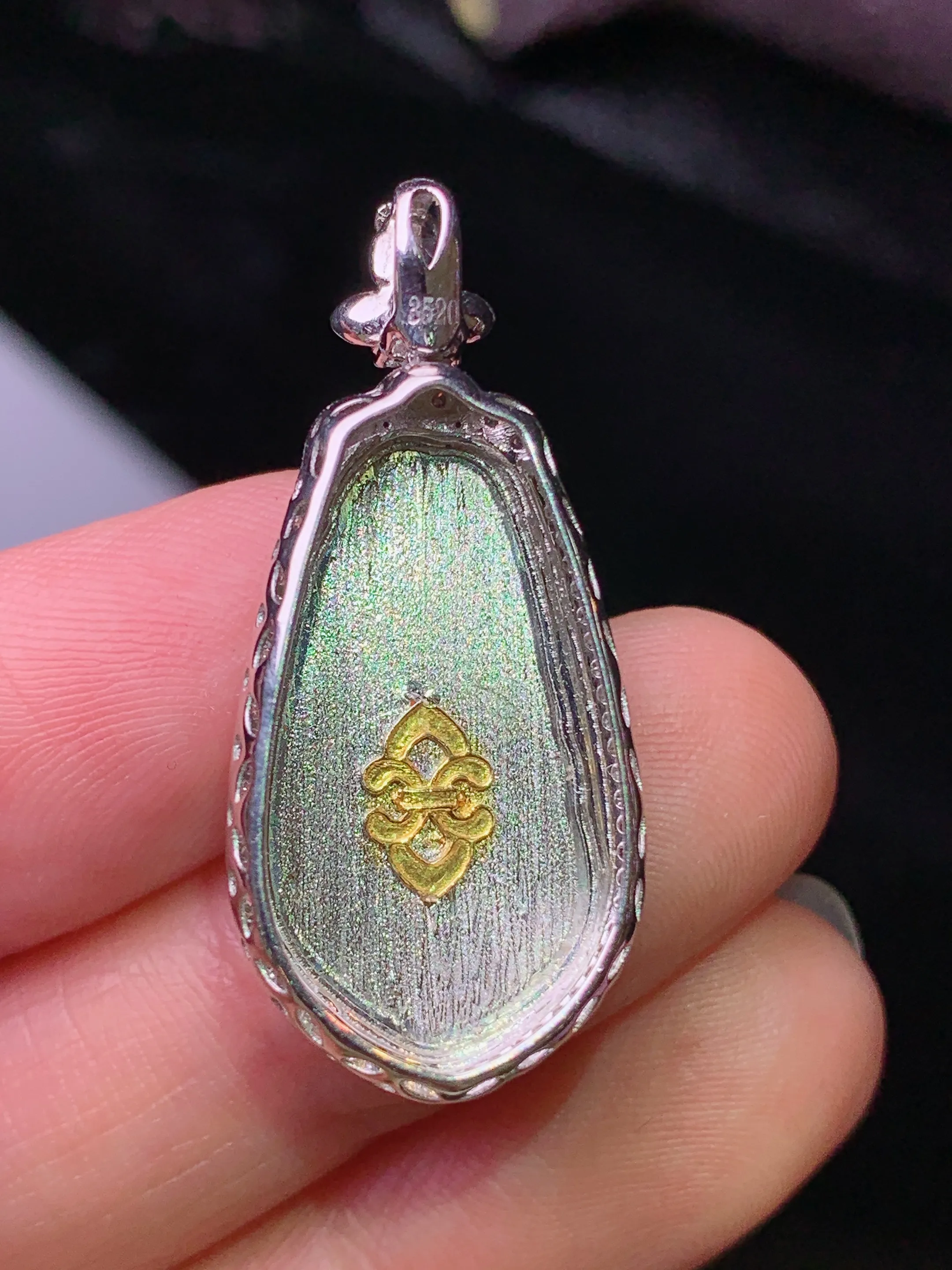 18k金钻镶嵌翠绿福瓜吊坠 玉质细腻 水润亮眼 色泽艳丽 整体尺寸32.2*14.6*7