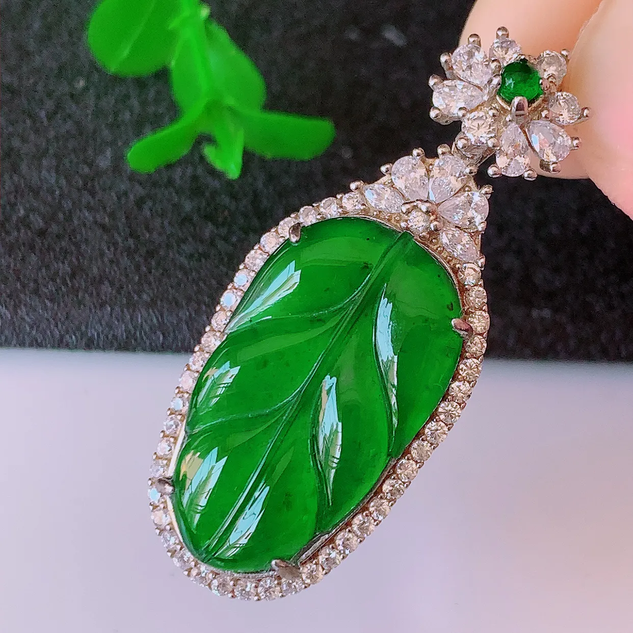 冰透满绿翡翠925银镶嵌叶子吊坠，自然光实拍，翠色灵动，颜色漂亮，种老水足，品相佳，佩戴佳品！#97.7整体38.5*15.8*7.8裸石23*13