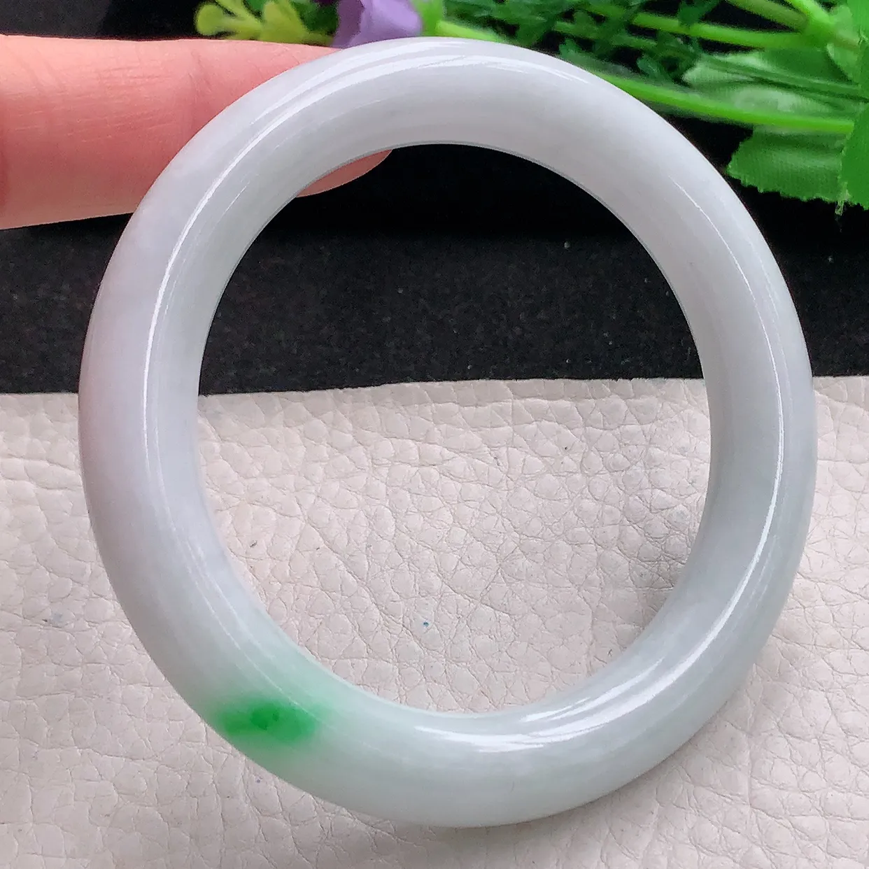 xx自然光56*11*10.5美人镯 翡翠a货玉手镯白底青圆条珠宝玉手环