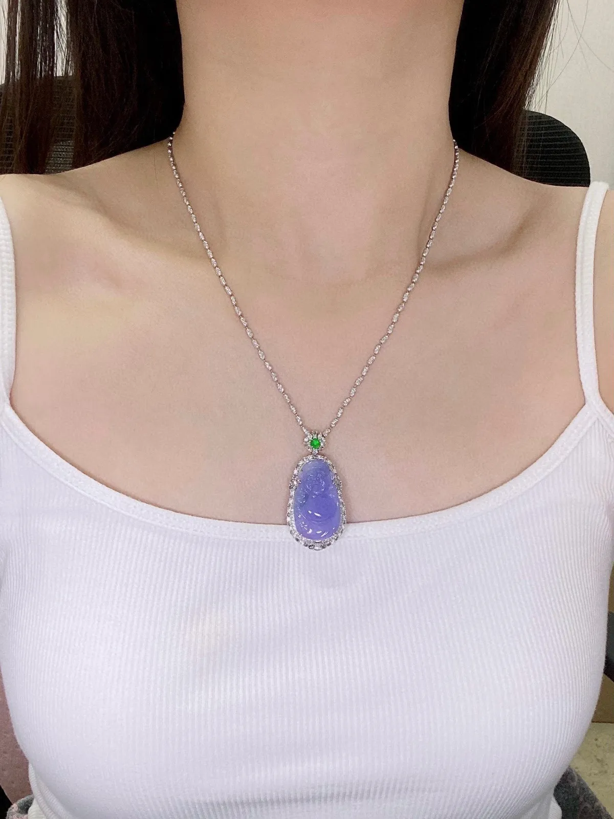 【冰种紫罗兰财神】质地细腻，工艺很好，饱满圆润，笑口常开，18k金钻镶嵌，裸石尺寸28.7*16.7*3.2毫米