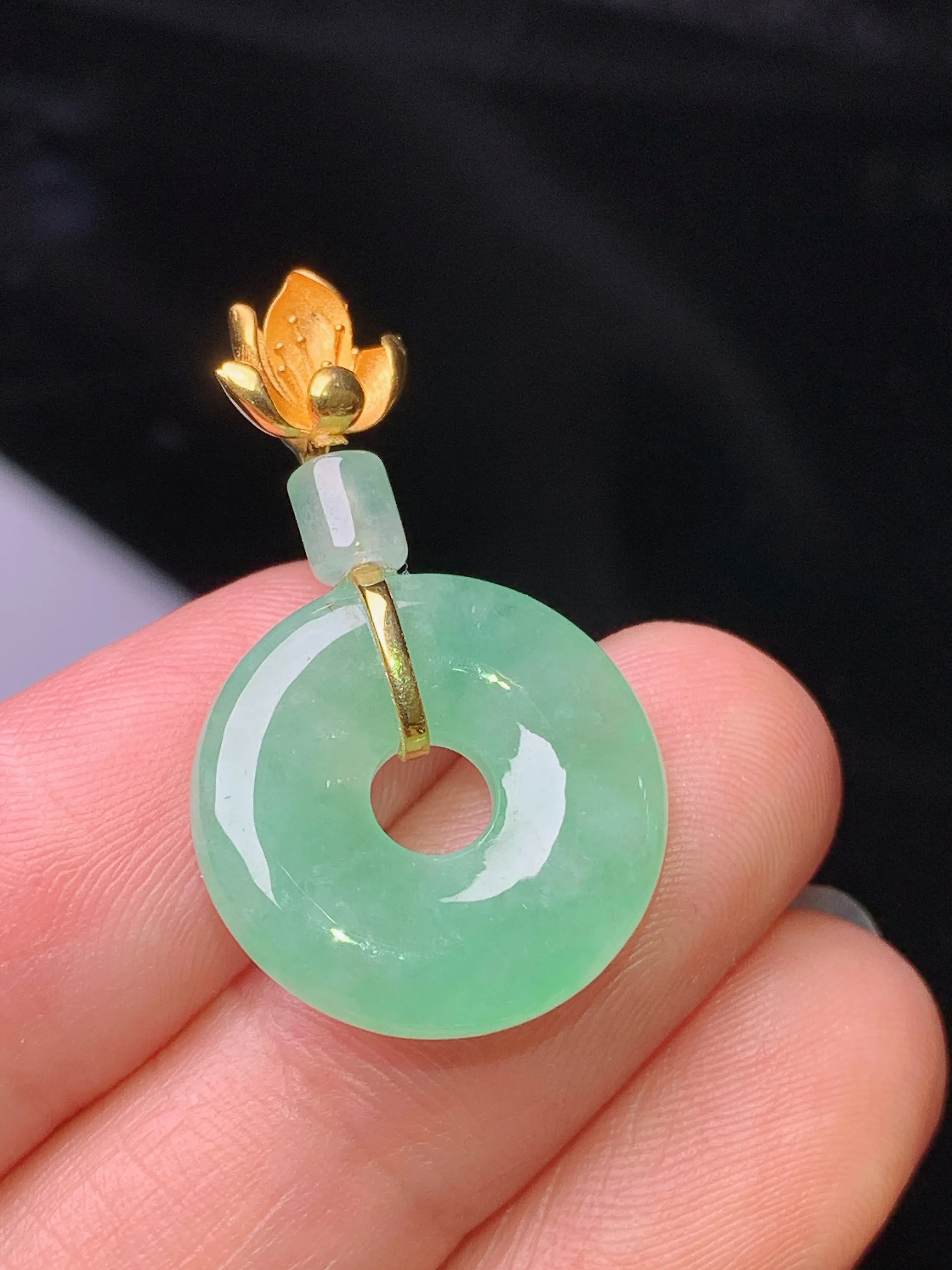 18k金镶嵌翠绿平安环吊坠 玉质细腻 水润亮眼 色泽艳丽 整体尺寸29.8*17.2*4