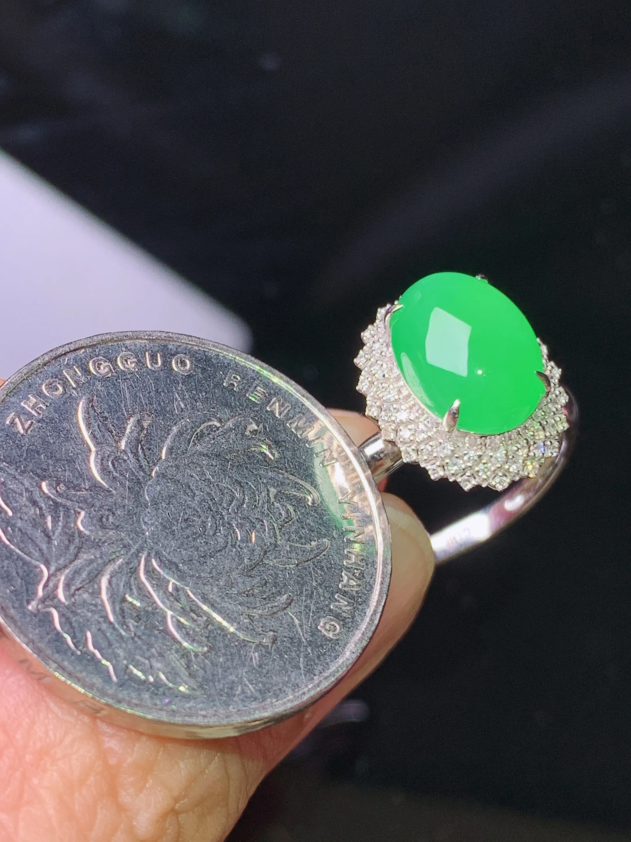 18k金钻镶嵌翠绿蛋面戒指 玉质细腻 水润亮眼 色泽艳丽 圈13.5 整体尺寸14.6*12*9.8