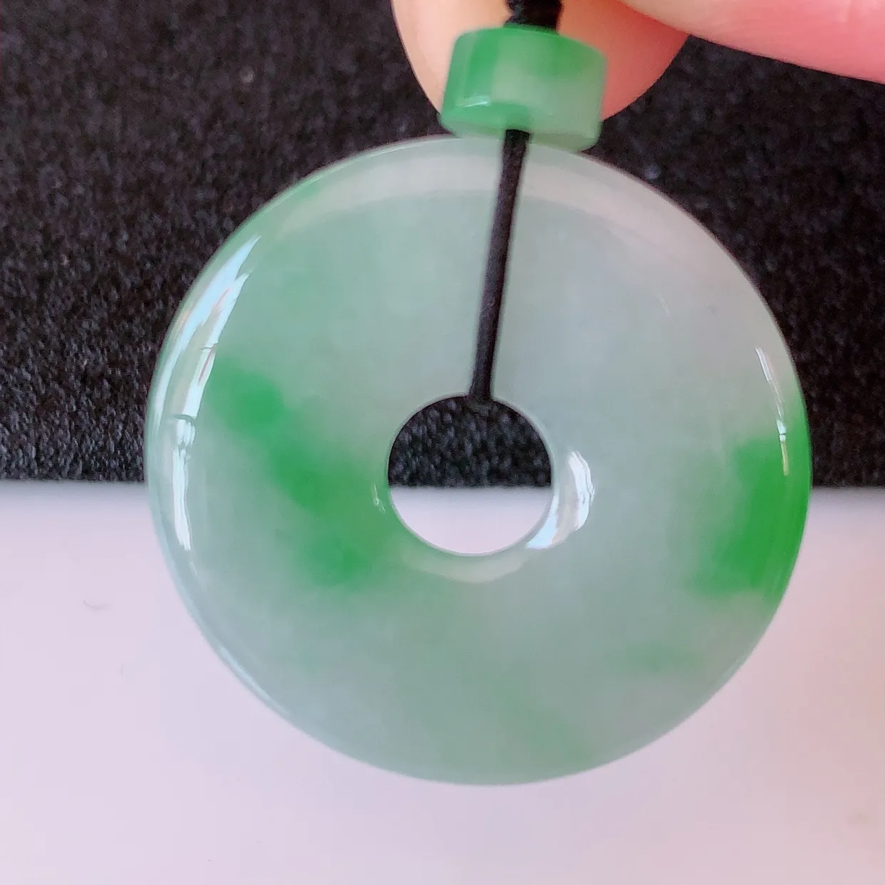 自然光实拍，冰种飘绿翡翠平安扣吊坠，冰透，灵动飘逸，寓意平平安安，平安扣佩戴端庄漂亮！#41.7