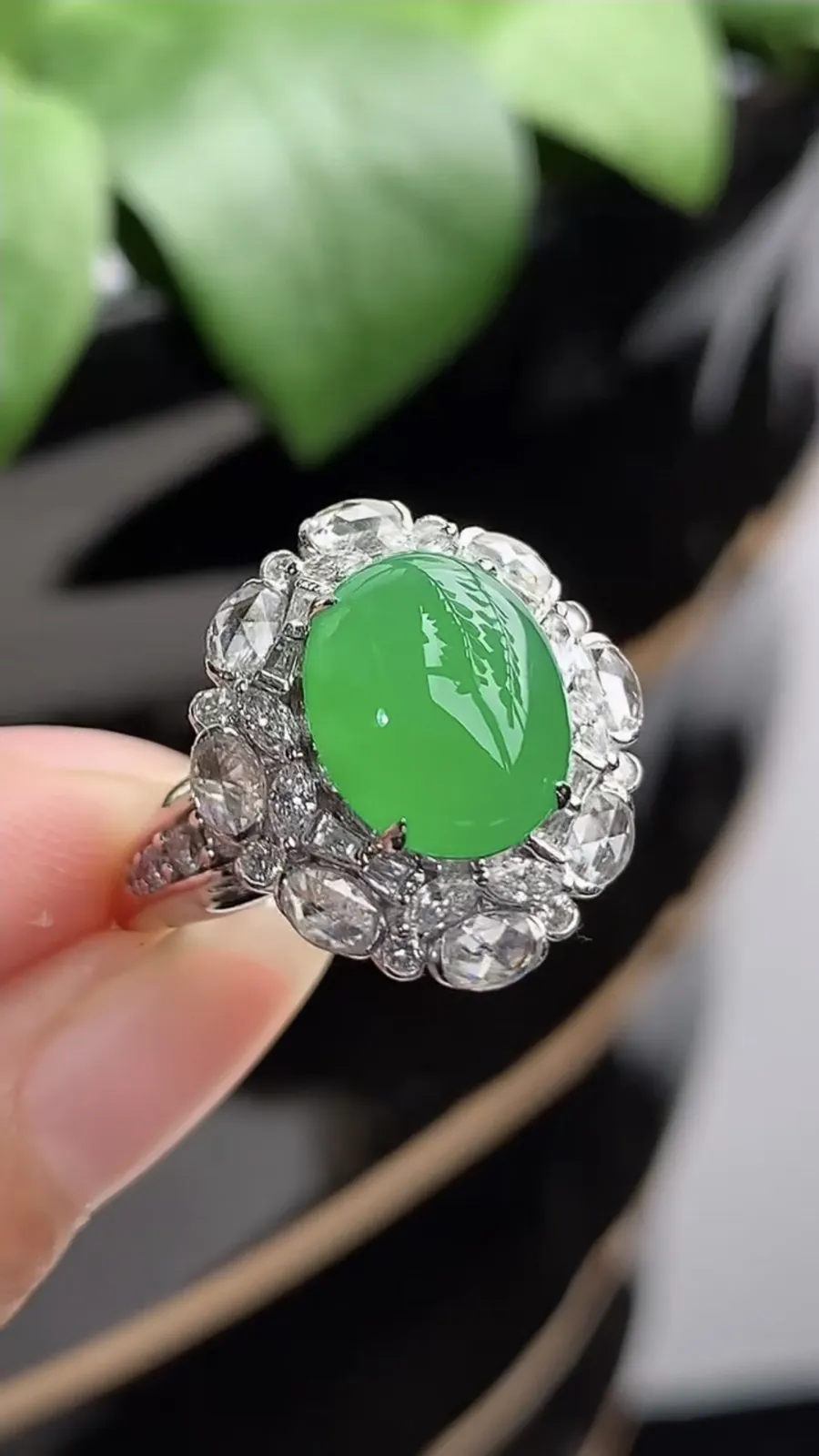 a货翡翠老坑冰种18K金伴钻镶嵌阳绿蛋面戒指 圈口17.6裸石尺寸10.7×8.6mm 重量6.14g 1209