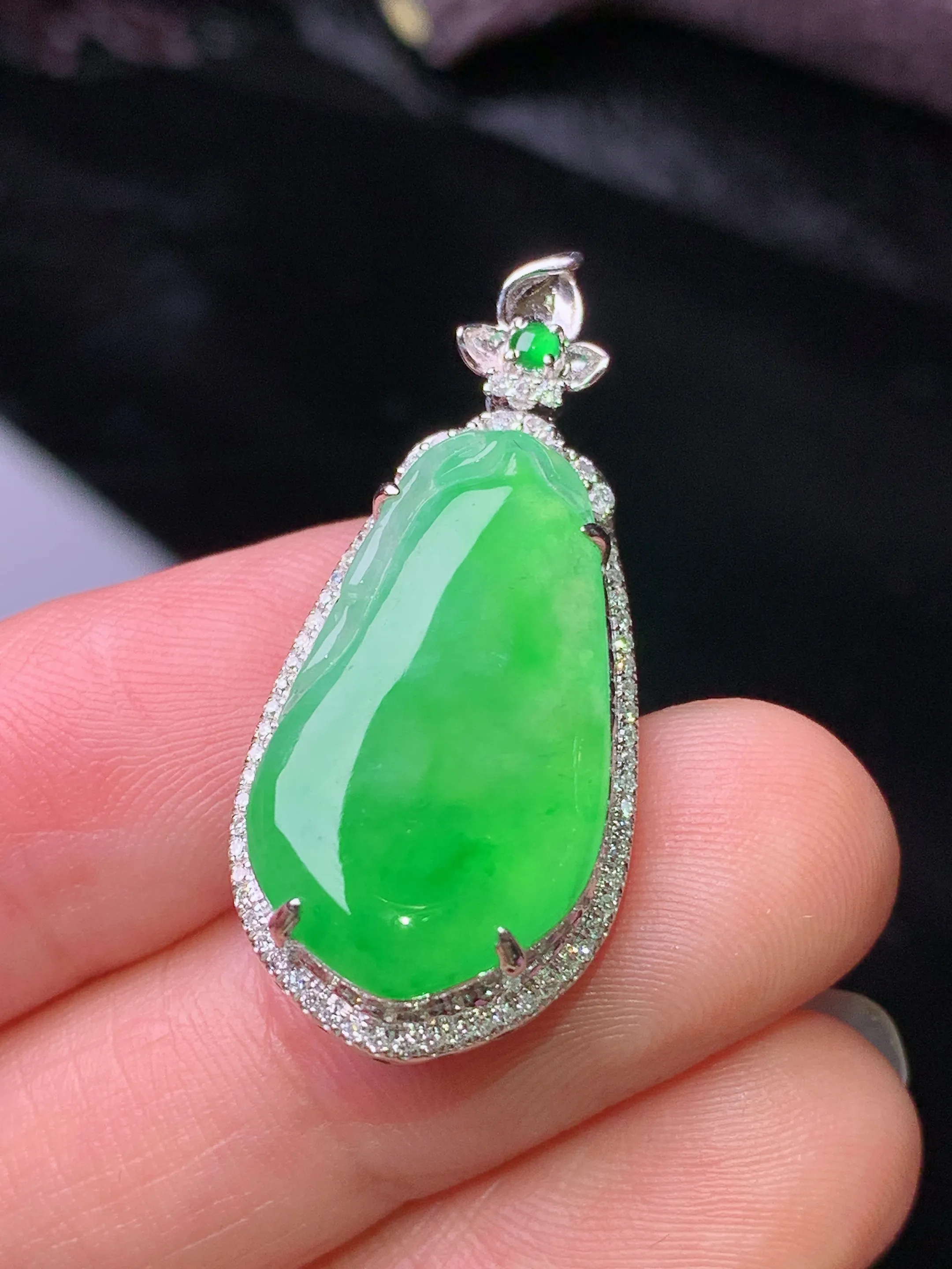 18k金钻镶嵌翠绿福瓜吊坠 玉质细腻 水润亮眼 色泽艳丽 整体尺寸32.2*14.6*7