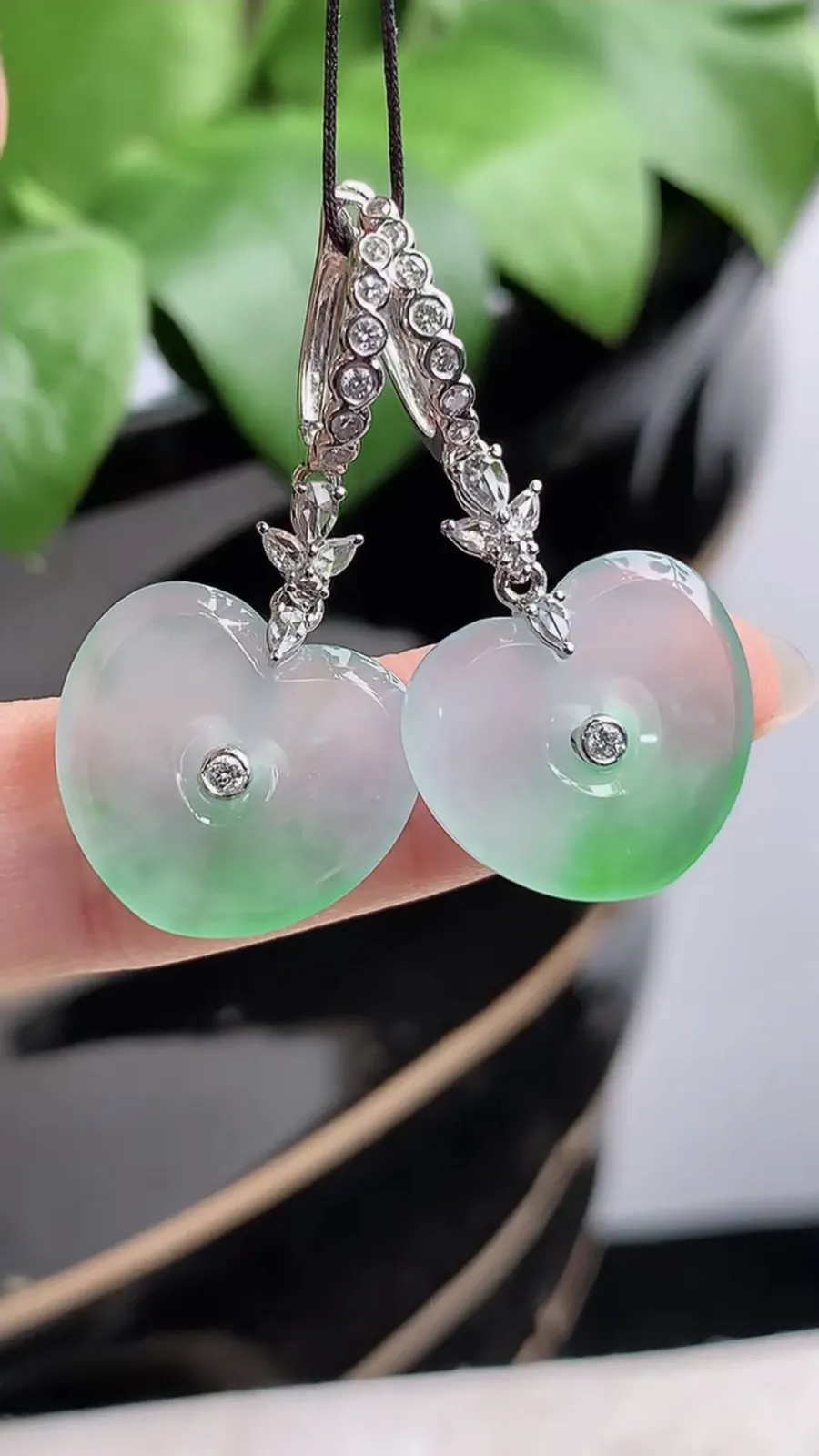 a货翡翠老坑冰种18K金伴钻镶嵌飘绿爱心耳坠 尺寸14.6×16.4×4mm 重量6.62g 1207