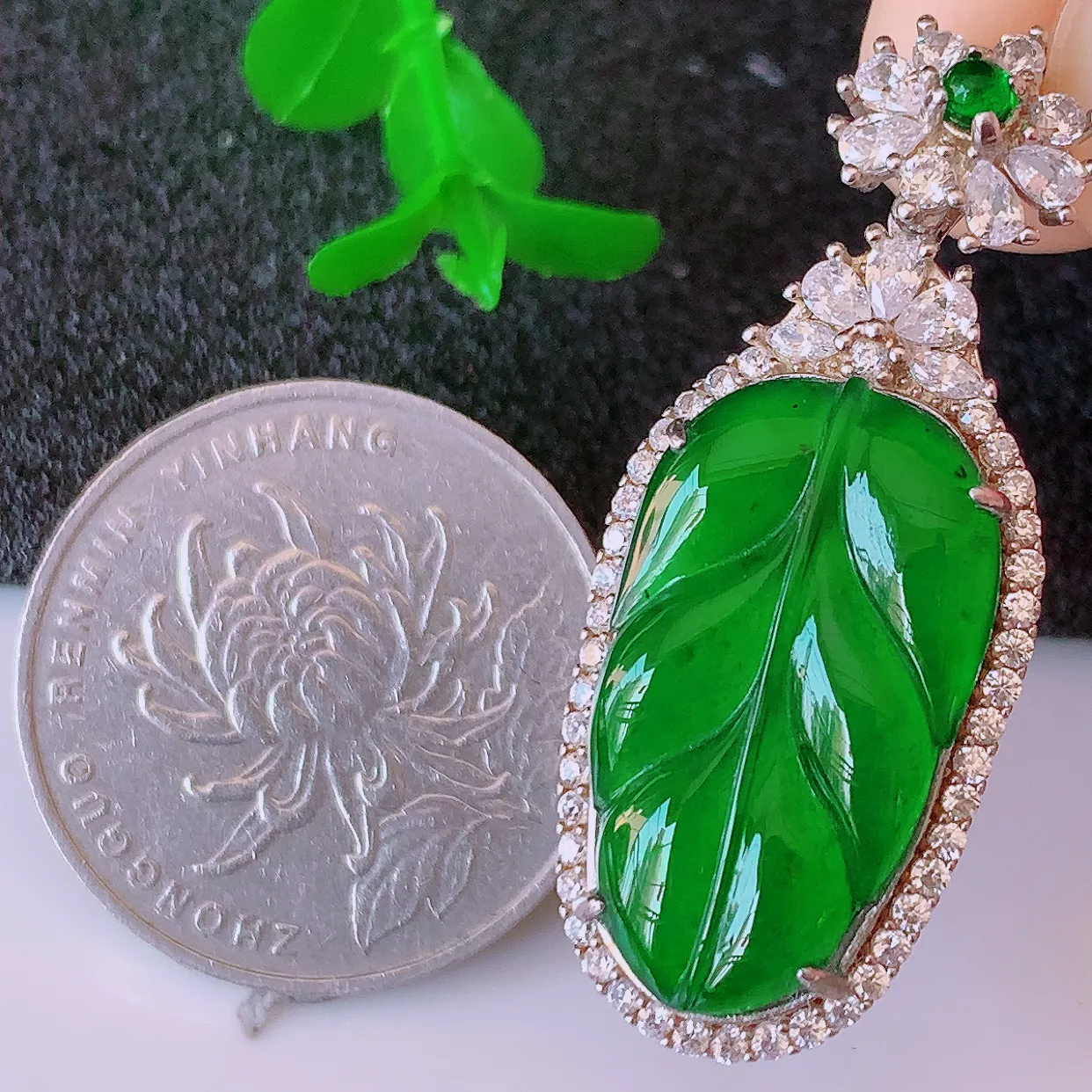 冰透满绿翡翠925银镶嵌叶子吊坠，自然光实拍，翠色灵动，颜色漂亮，种老水足，品相佳，佩戴佳品！#97.7整体38.5*15.8*7.8裸石23*13