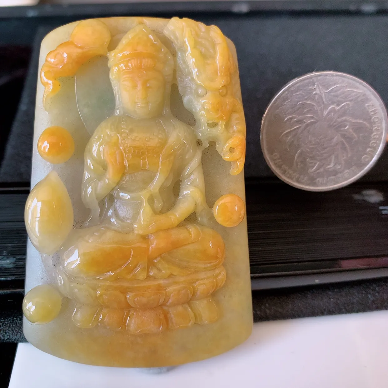 自然光实拍，冰润黄翡双彩翡翠祥龙观音菩萨吊坠，赐福翡翠观音，翠绿迷人，观音面相端庄，佩戴时尚出众！#60.7