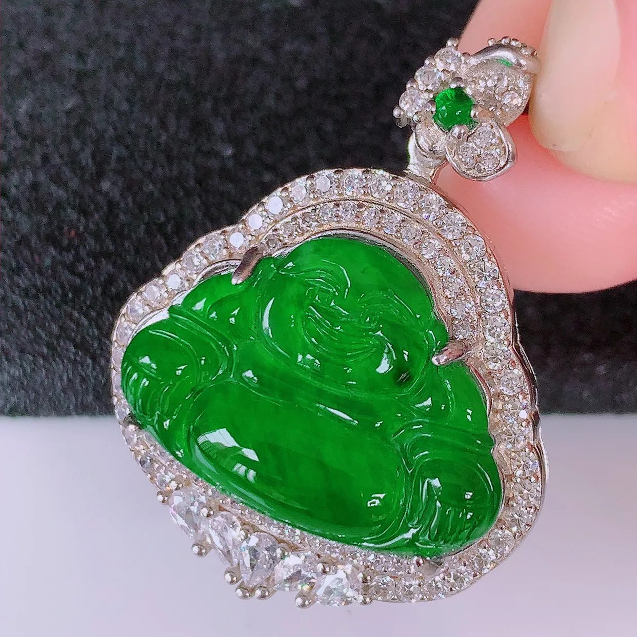 冰透满绿翡翠925银镶嵌佛公吊坠，自然光实拍，翠色灵动，颜色漂亮，种老水足，品相佳，佩戴 佳品！#97.9整体31.5*24*9.5裸石20.5*15