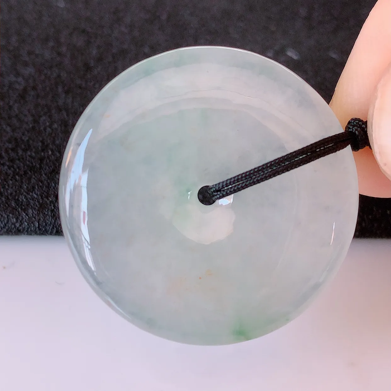 自然光实拍，冰种飘花翡翠平安扣吊坠，冰透，灵动飘逸，寓意平平安安，平安扣佩戴端庄漂亮！#41.7