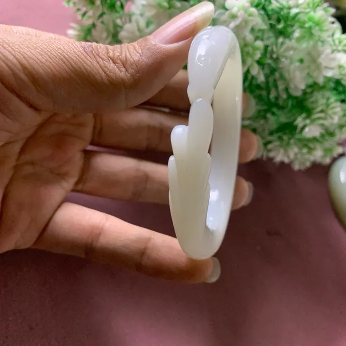 55.5圈口和田玉羊脂白雕花手镯，无裂无杂无结构无水线，精品白玉手镯，【挽间柔情】，镯型古朴典雅。在诗情画意的雨巷相遇，你是我腕间的一抹风情，有你眸有深情.清风荡漾湖间静水，我愿俯身低眉，在烟波涟漪处寻你