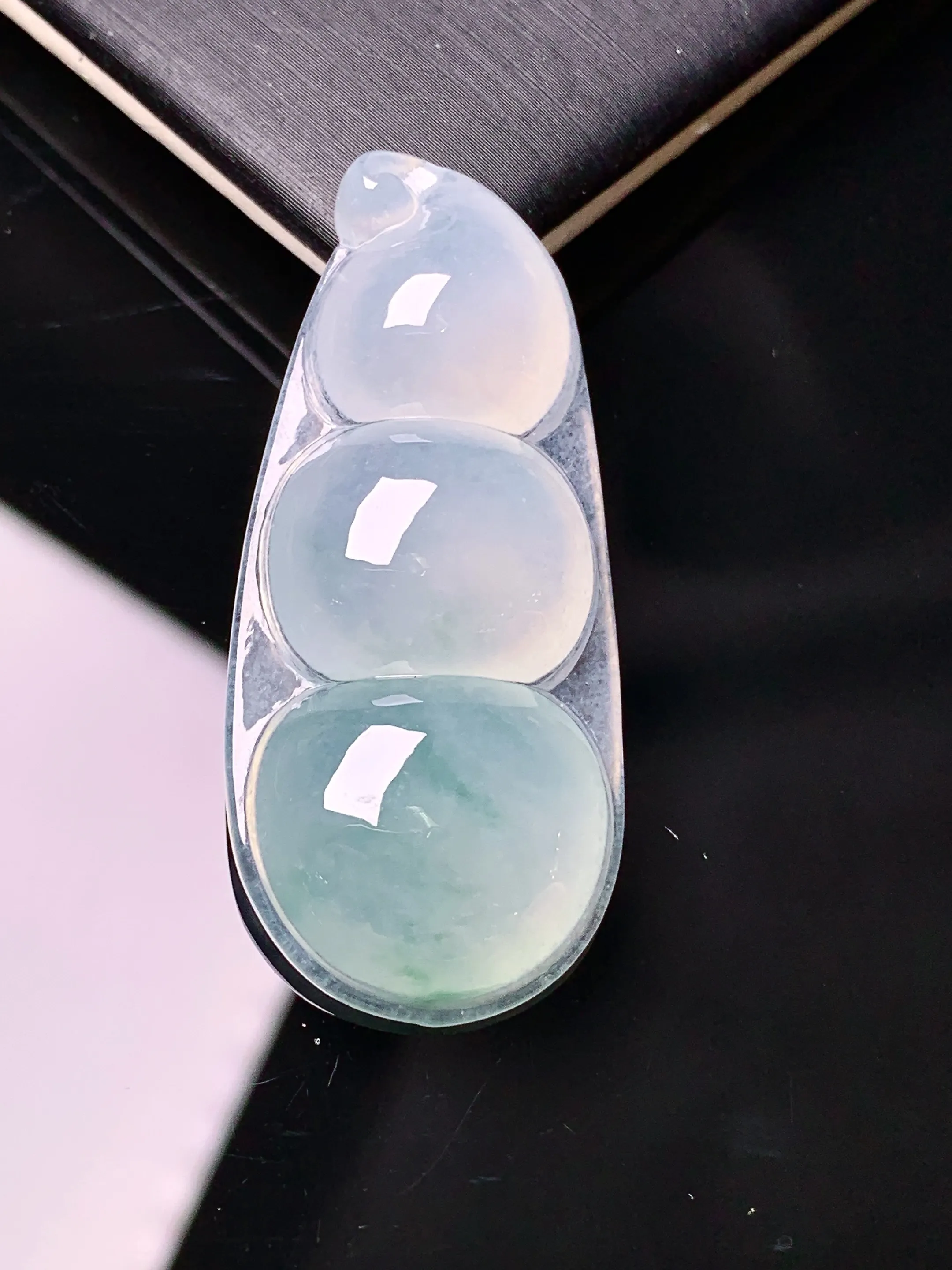 冰种四季豆吊坠 玉质细腻 水润亮眼 色泽艳丽 整体尺寸43.2*19.5*6.8