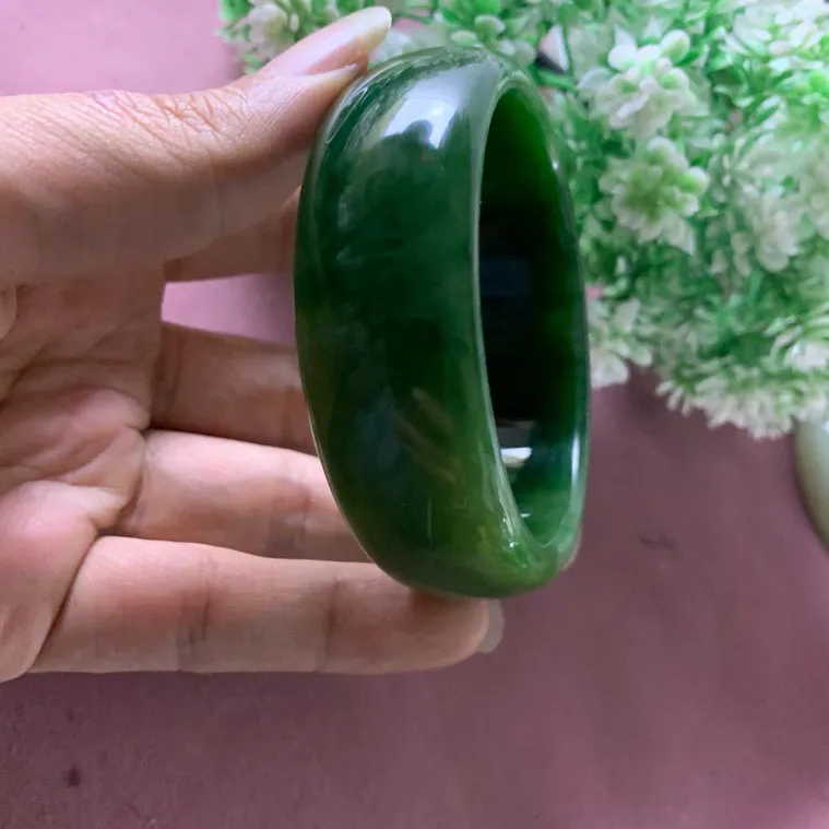 59.5圈口和田玉菠菜绿宽版手镯，精品白玉手镯，【挽间柔情】，镯型古朴典雅。在诗情画意的雨巷相遇，你是我腕间的一抹风情，有你眸有深情.清风荡漾湖间静水，我愿俯身低眉，在烟波涟漪处寻你