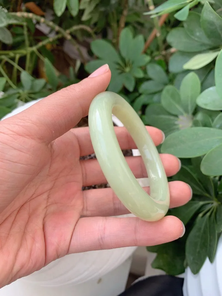 和田玉57圈口黄口料手镯，白度一级，玉质细腻油润 底色纯净  脂粉好，品质高