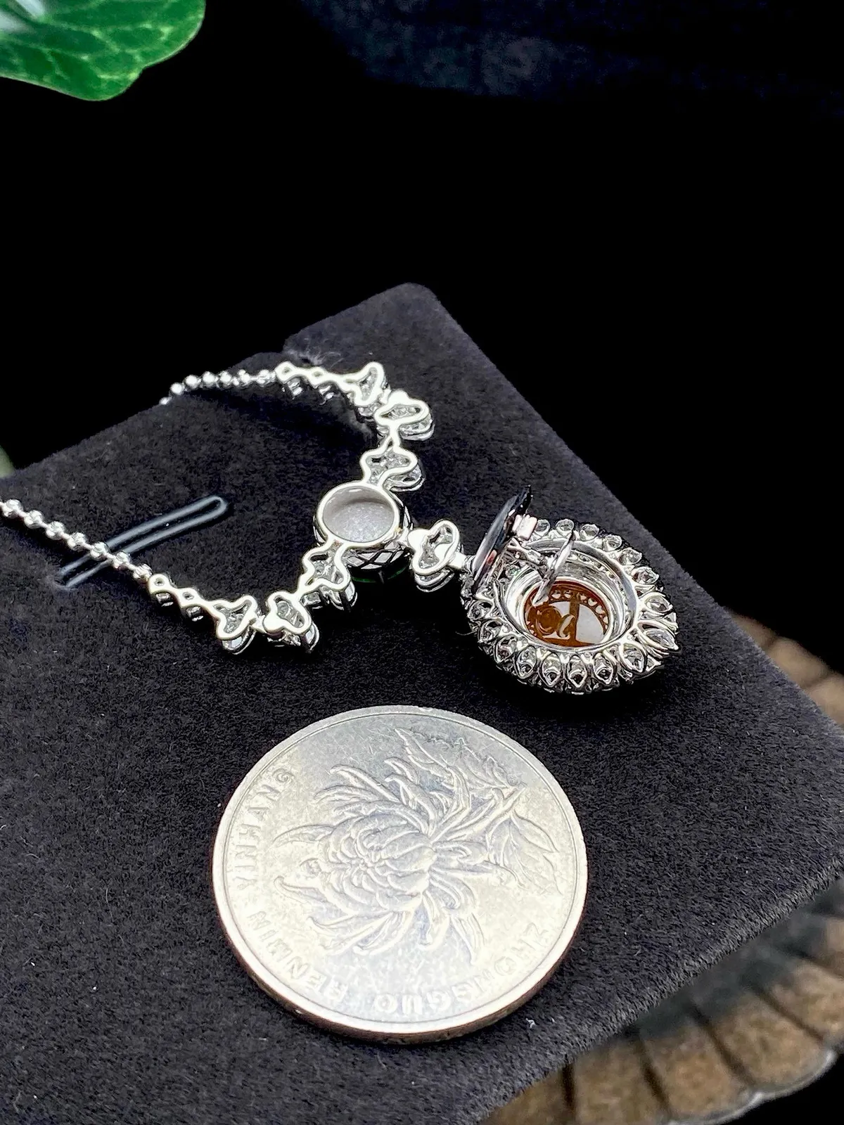 【冰种黄翡蛋面吊坠】质地细腻，冰润透亮，光泽出众，冰感十足，18k金古法镶嵌，裸石尺寸7.6*6.8*3.1毫米