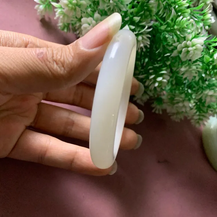 56圈口和田玉羊脂白手镯【挽间柔情】，镯型古朴典雅。在诗情画意的雨巷相遇，你是我腕间的一抹风情，有你