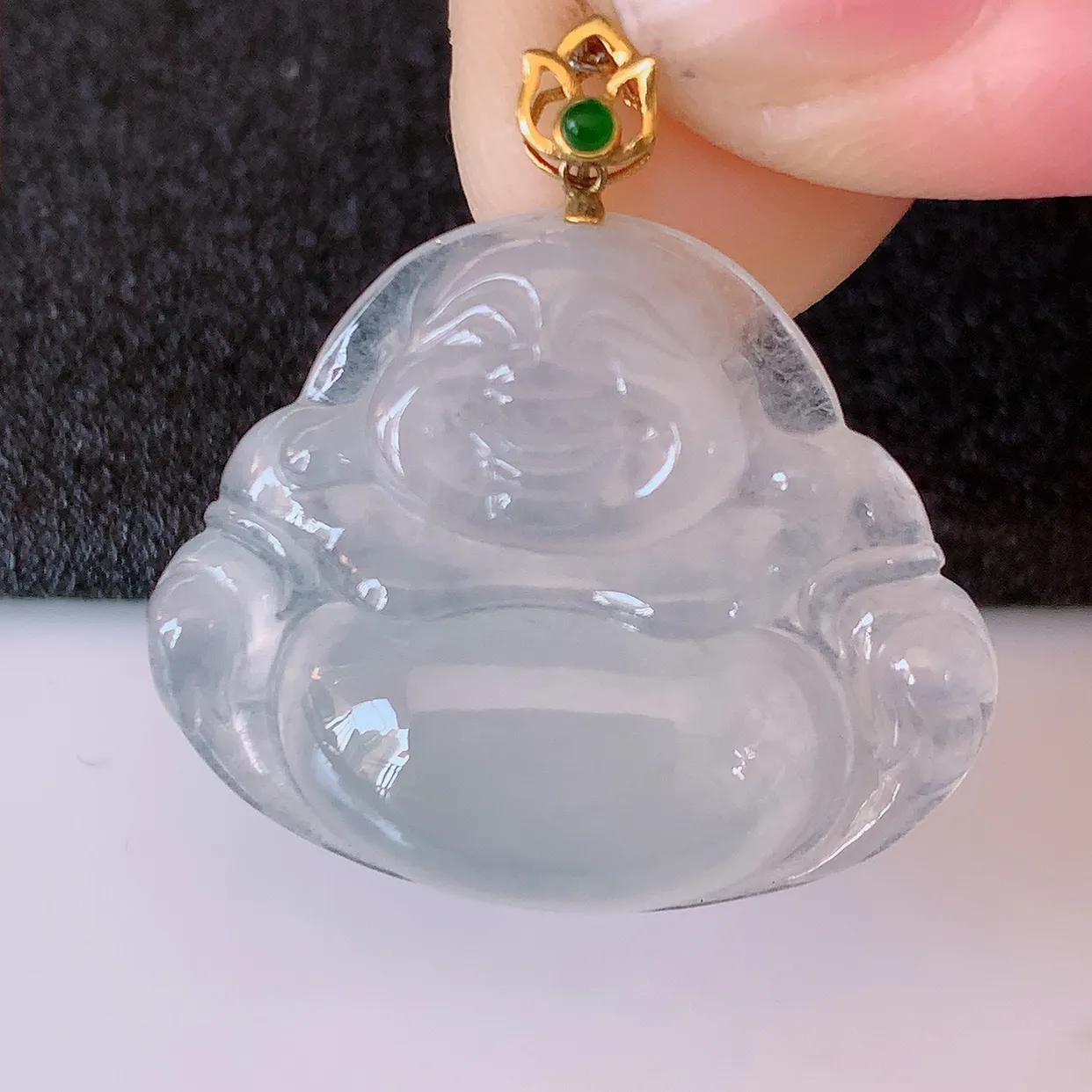 自然光实拍，18K金镶嵌冰种翡翠佛公吊坠，冰透饱满， 佛公亦保平安，寓意有福（佛公）相伴，品相佳，配戴优雅迷人！#41.7整体27.5裸石26.5*22*5.6