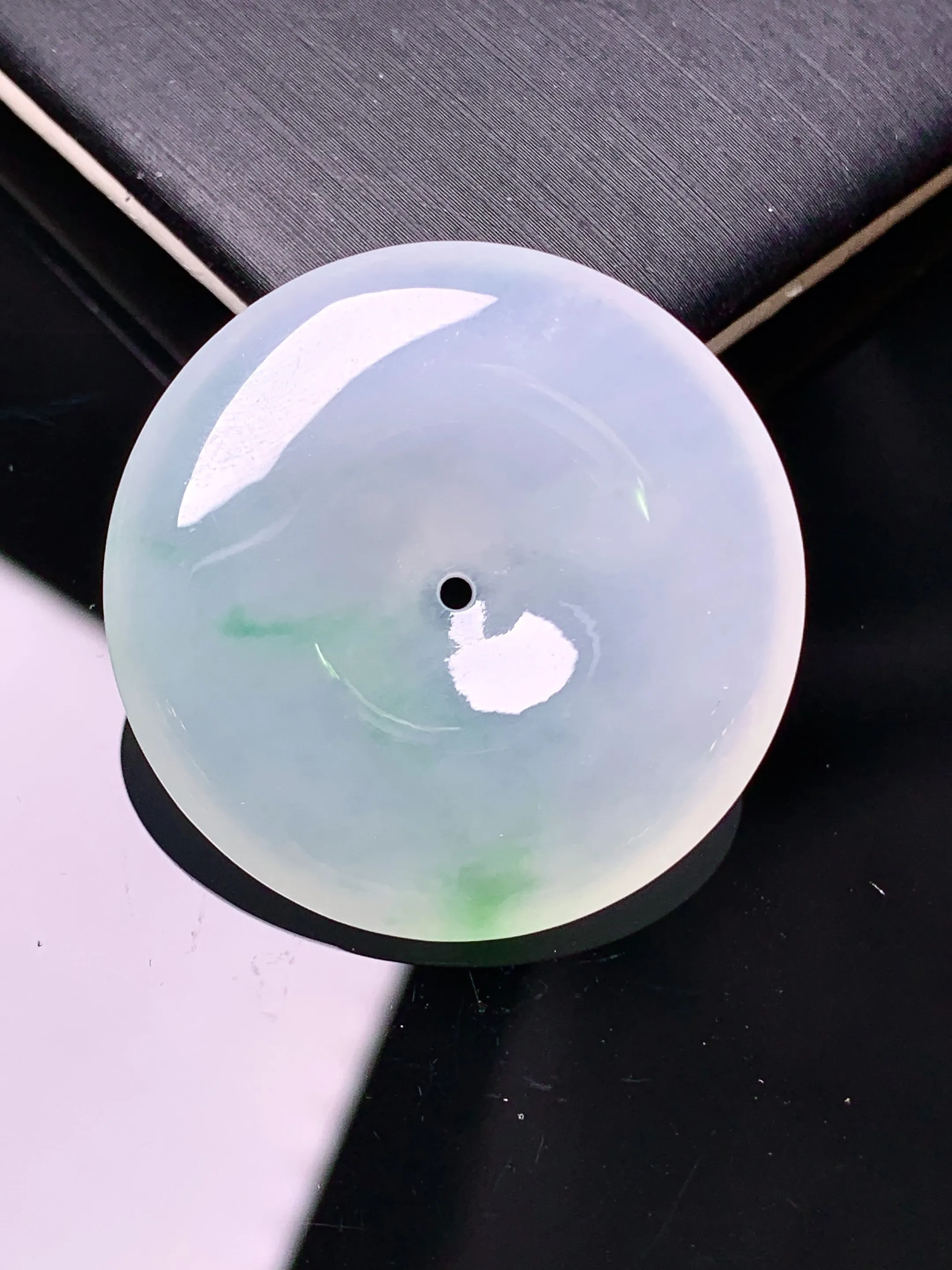 冰种平安扣吊坠 玉质细腻 水润亮眼 色泽艳丽 整体尺寸32*6.8