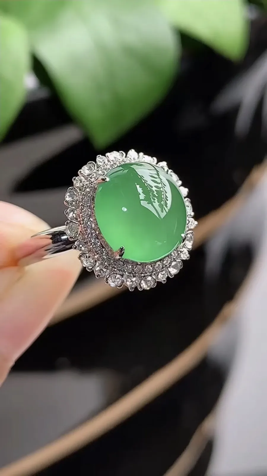 a货翡翠老坑冰种18K金伴钻镶嵌满绿蛋面戒指 圈口17.5裸石尺寸9.8×9mm 重量3.46g 1209