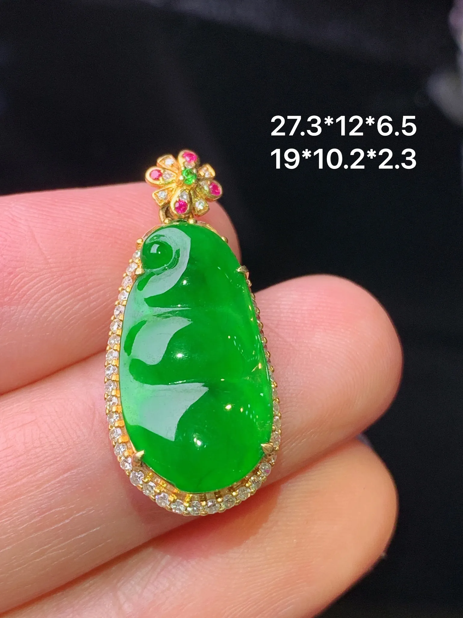 18k金钻镶嵌满绿四季豆吊坠 玉质细腻 水润亮眼 色泽艳丽 整体尺寸27.3*12*6.5