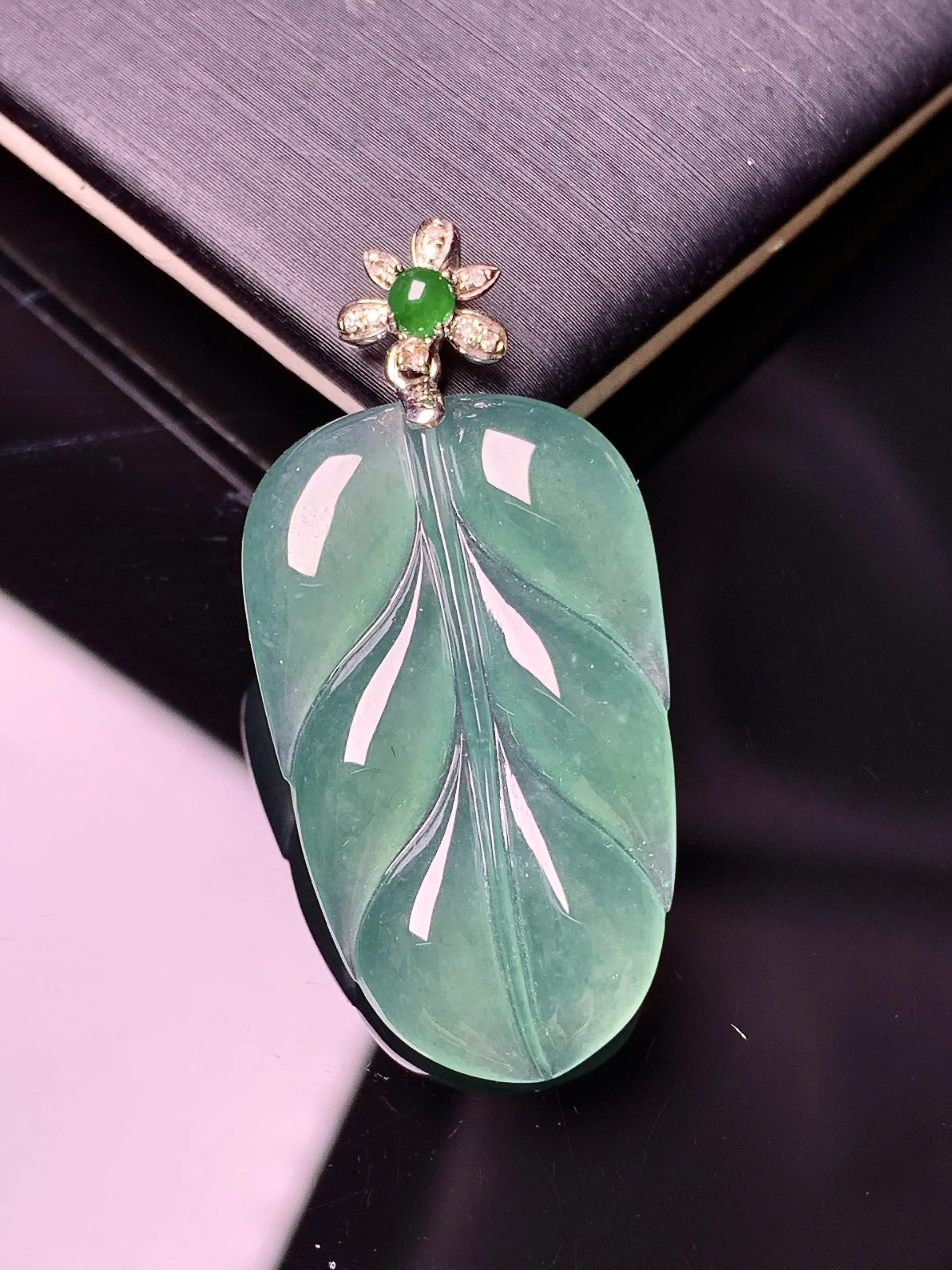 18k金镶嵌冰种树叶吊坠 玉质细腻 水润亮眼 色泽艳丽 整体尺寸38.8*18.3*3.5