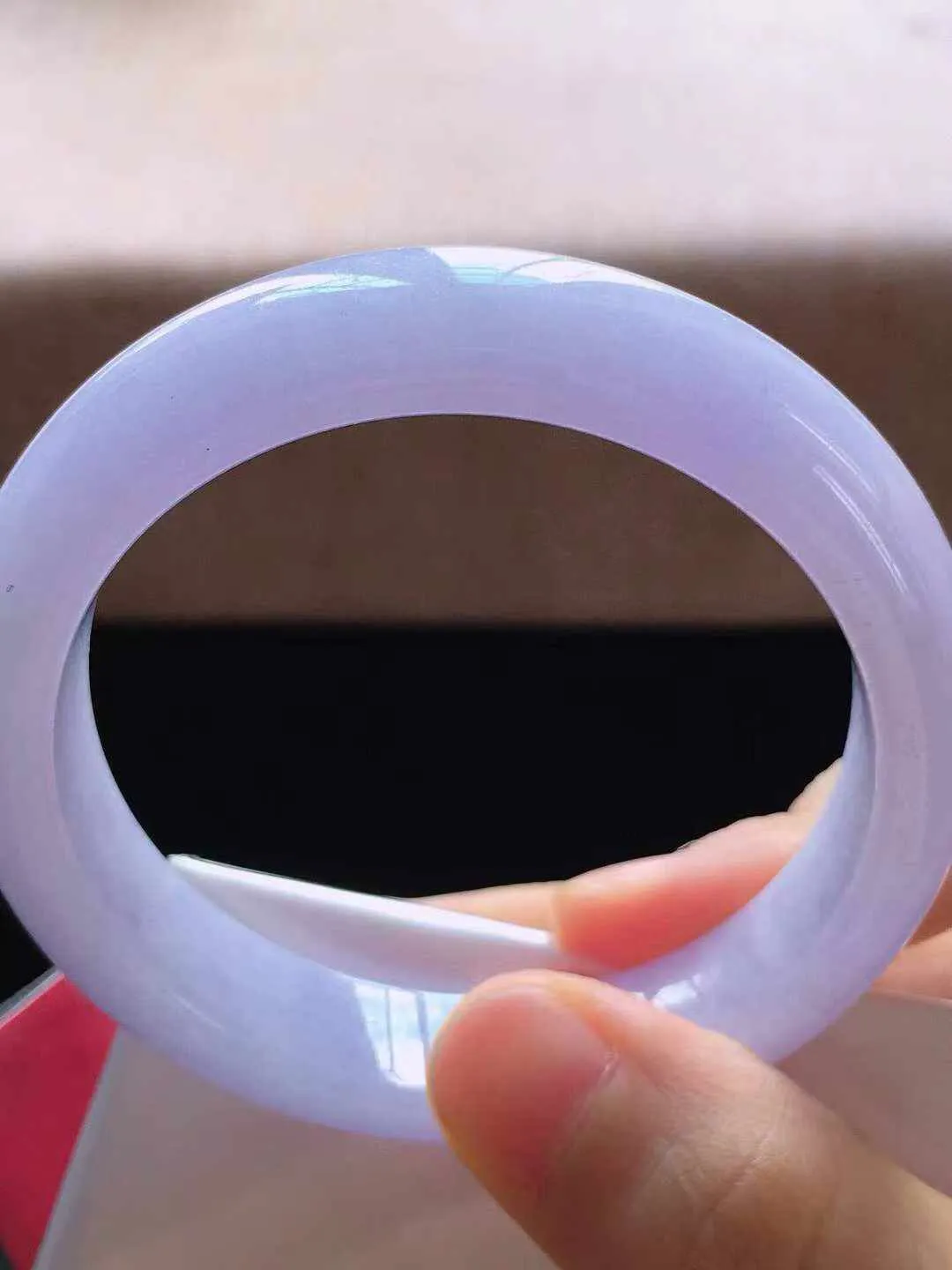 【翡翠名称】冰润紫罗兰53正圈口翡翠手镯
【翡翠尺寸】53*12.5*8mm适合52-54正圈口佩戴
【翡翠描述】缅甸天然翡翠A货，种老水足，玉质细腻，色泽靓丽，性价比高，佩戴效果好！